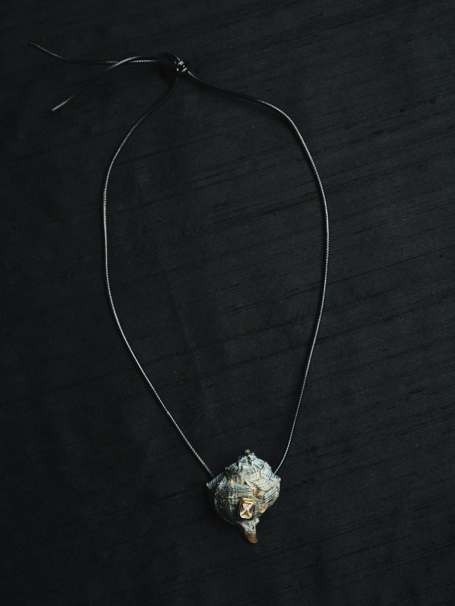 Collana corda con conchiglia e castone