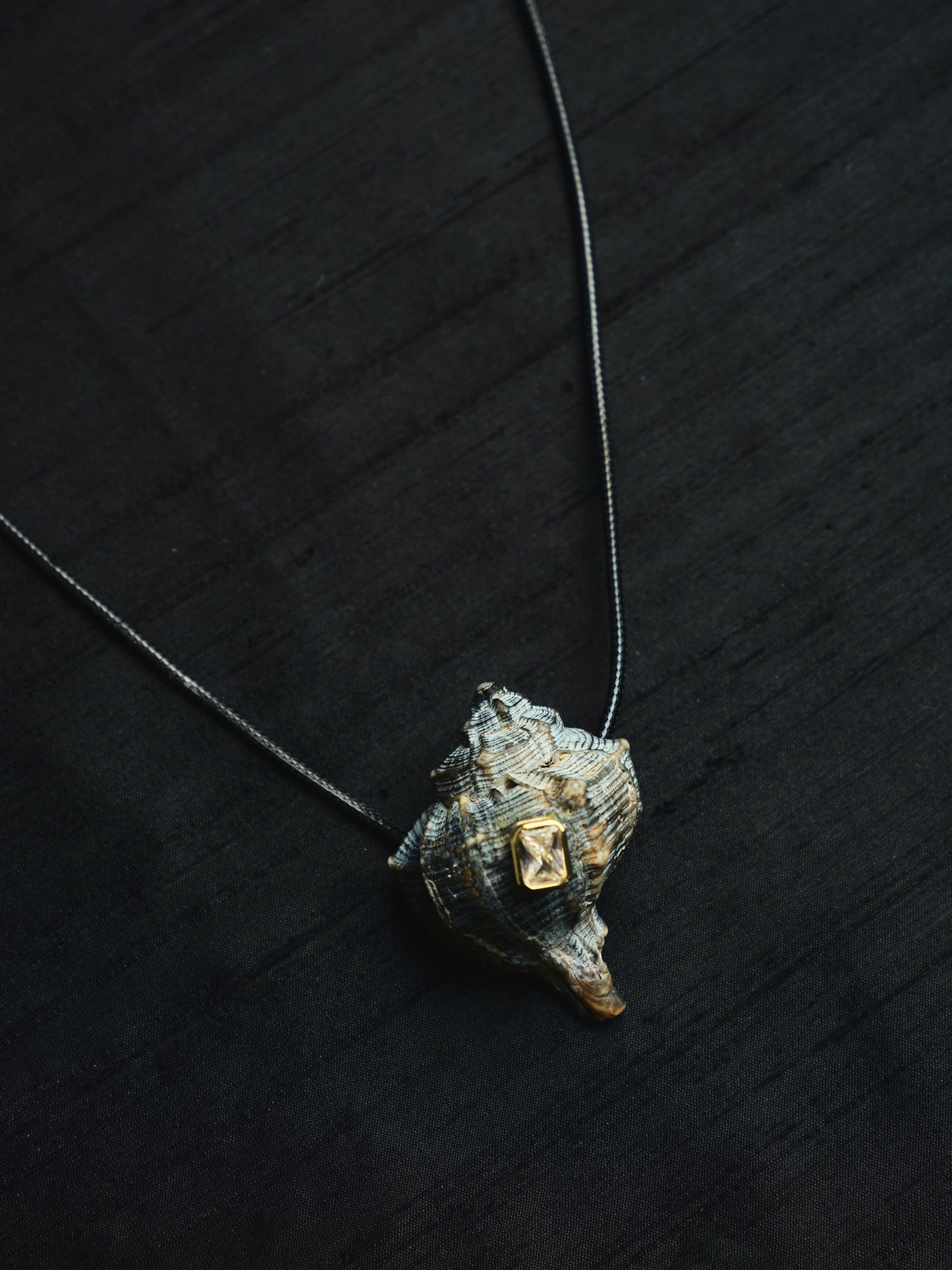 Collana corda con conchiglia e castone
