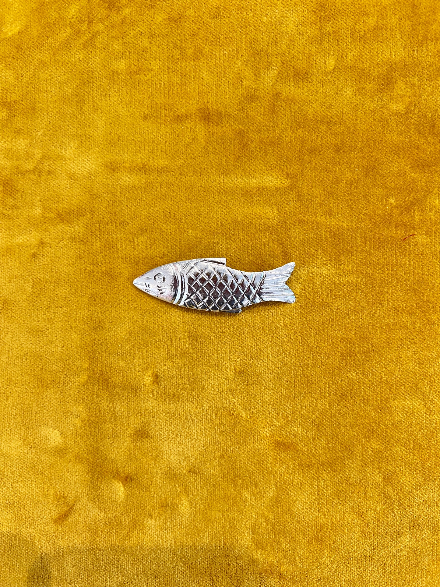 Spilla argentata a forma di pesce vintage