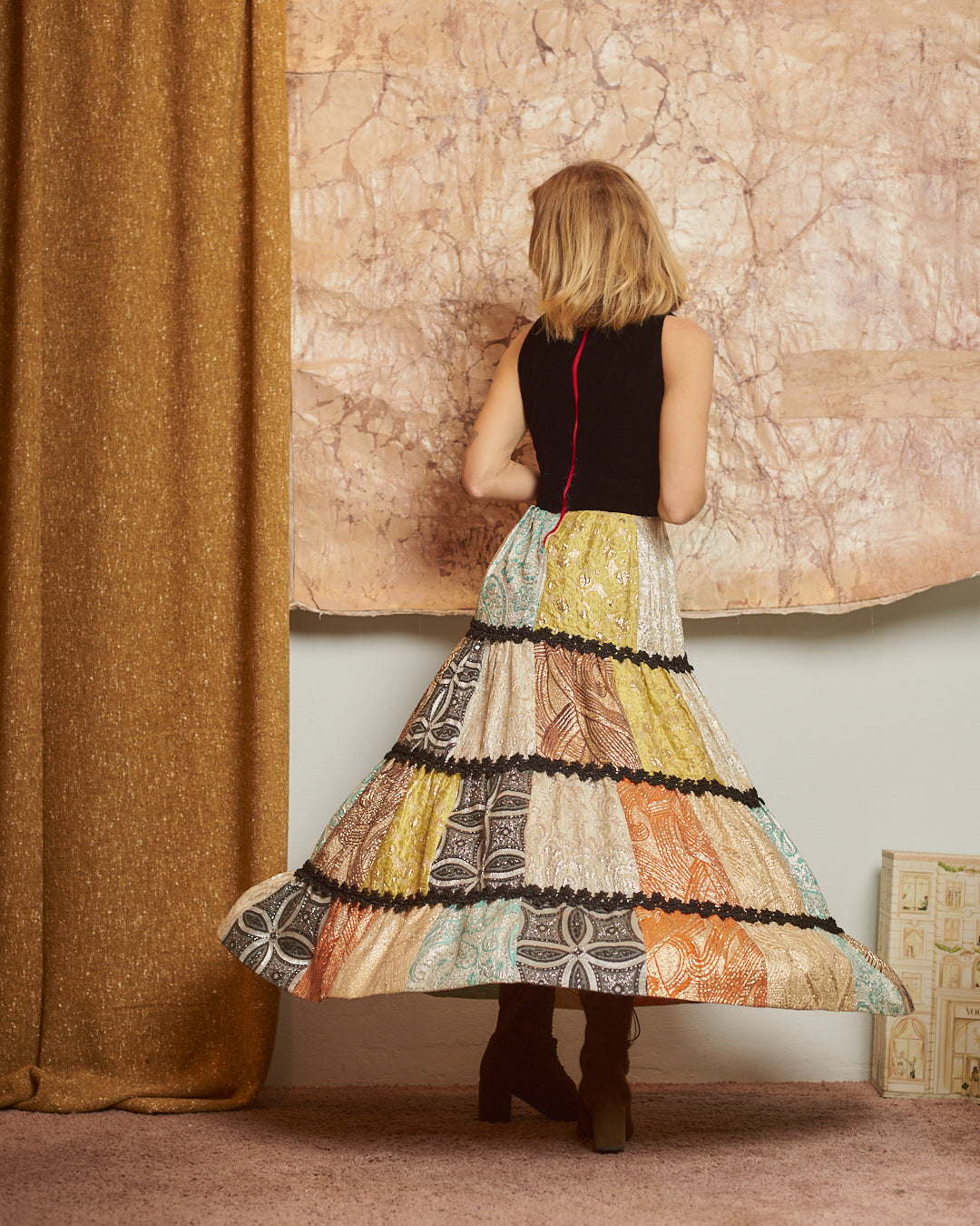 Abito in velluto e balze in broccato anni 70 sartoriale