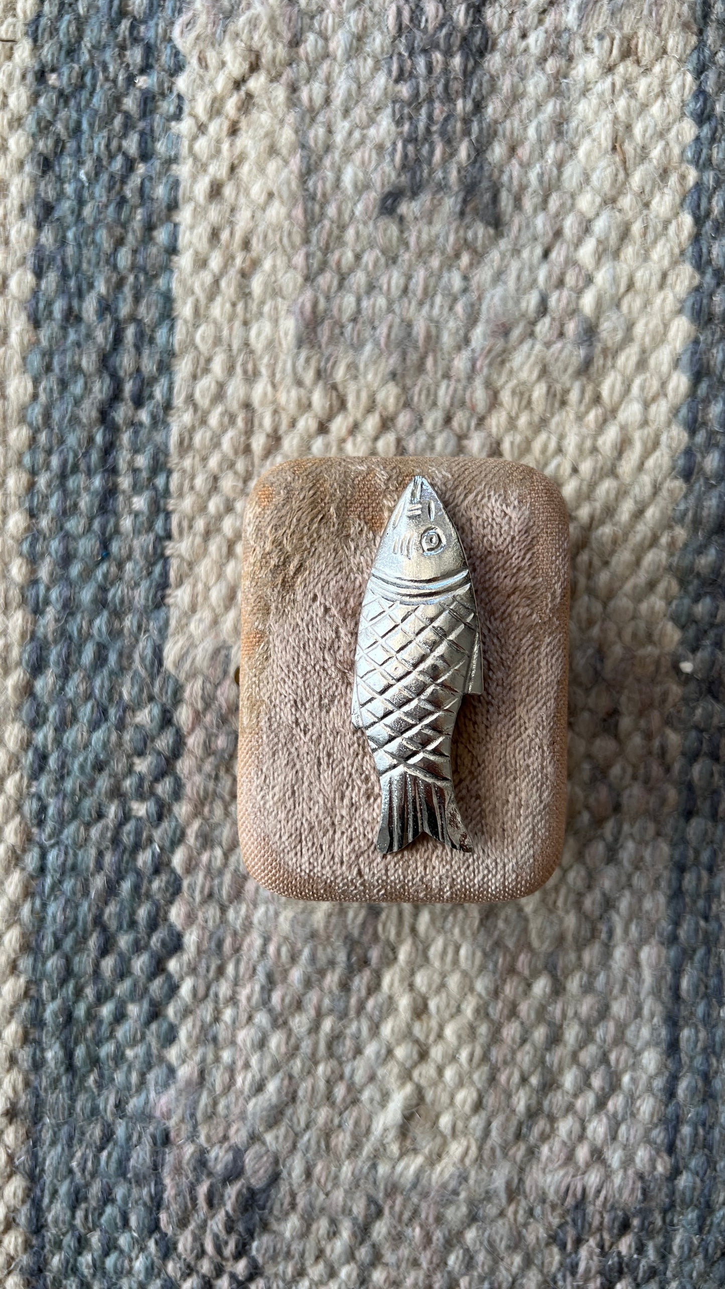 Spilla argentata a forma di pesce vintage