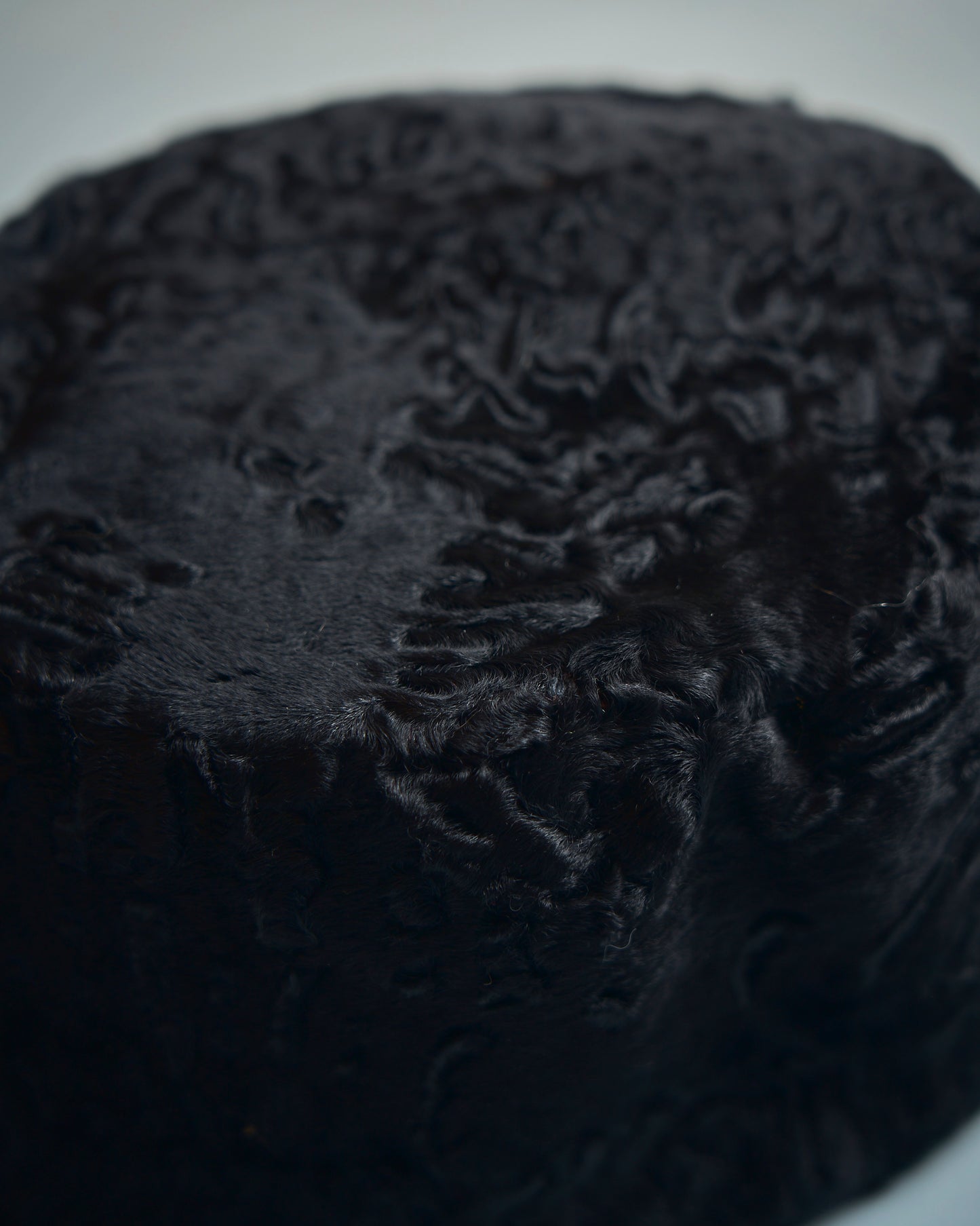 Pillbox anni 60 in pelliccia imbottita