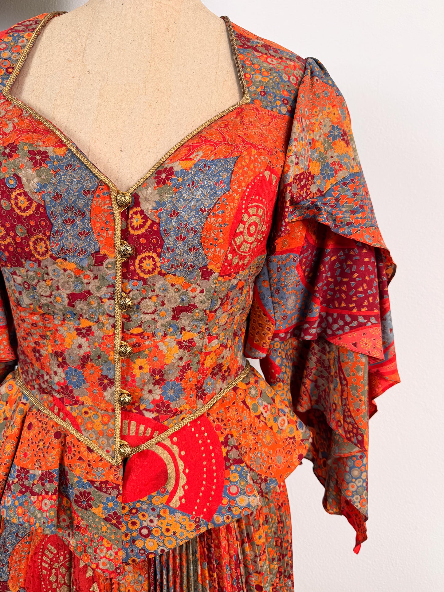 Completo in seta anni 70 boho chic con giacca a bustino e gonna con pannelli plissettati