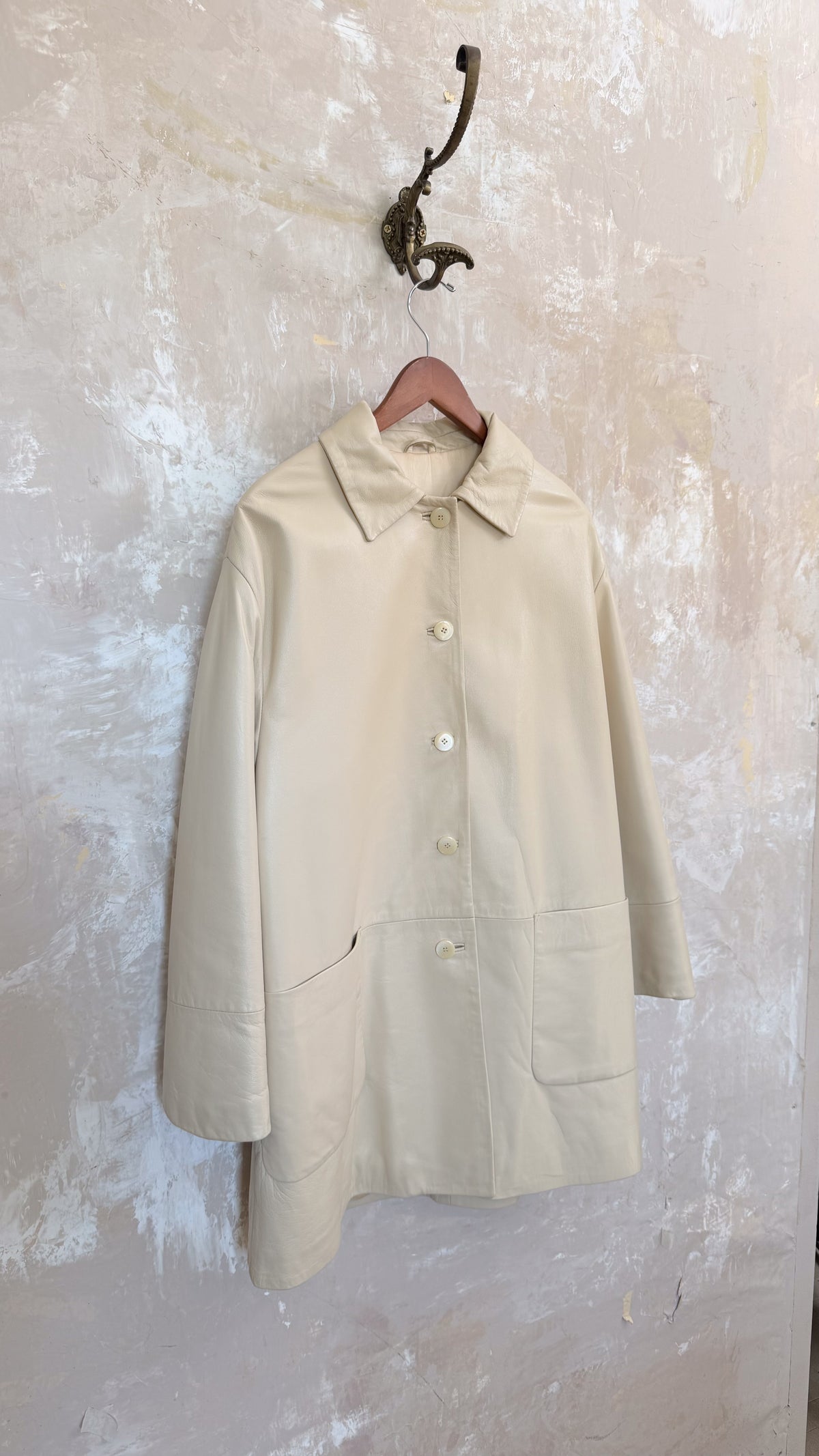 Cappotto in pelle minimal color avorio imbottito made in Italy anni 90