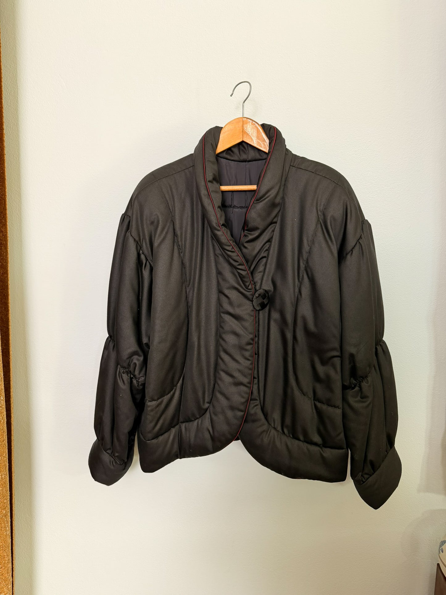 Bomber sartoriale imbottito con alamaro e bottone passamanerie taglio orientale