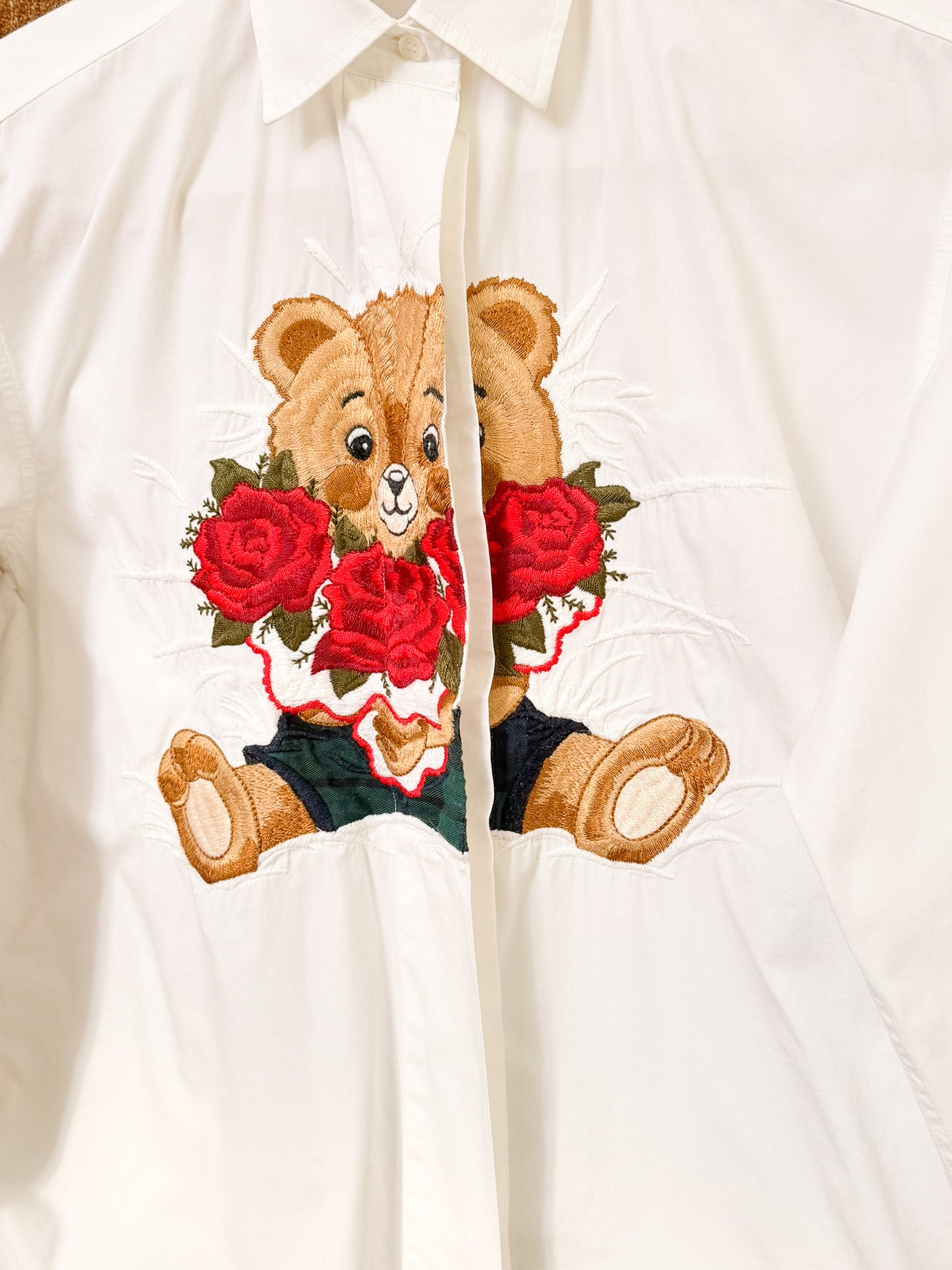 Camicia in popeline bianca con ricamo orsetto iconica del brand di Emmanuel Schvili