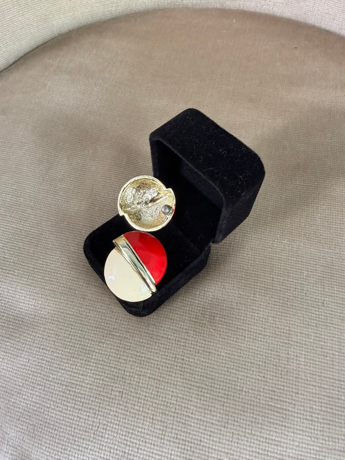 Orecchini smaltati con foro bicolor rosso e beige