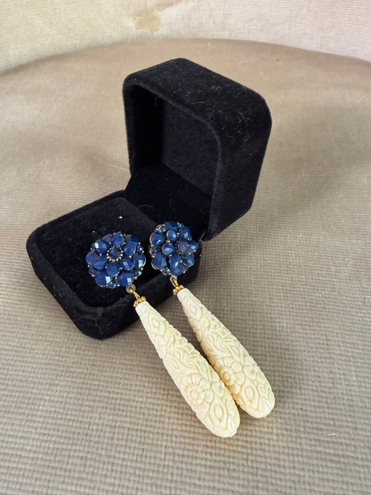 Orecchini pendenti fiore blu e goccia avorio