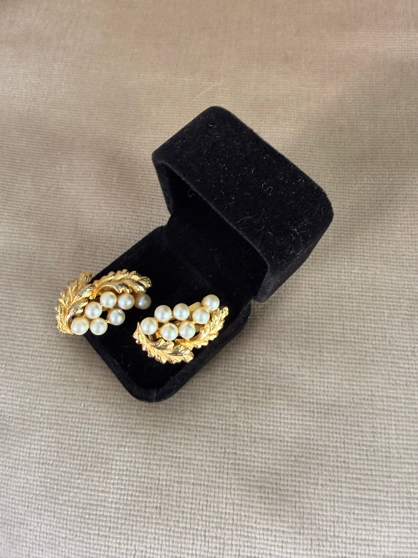 Orecchini foglia dorata con perline