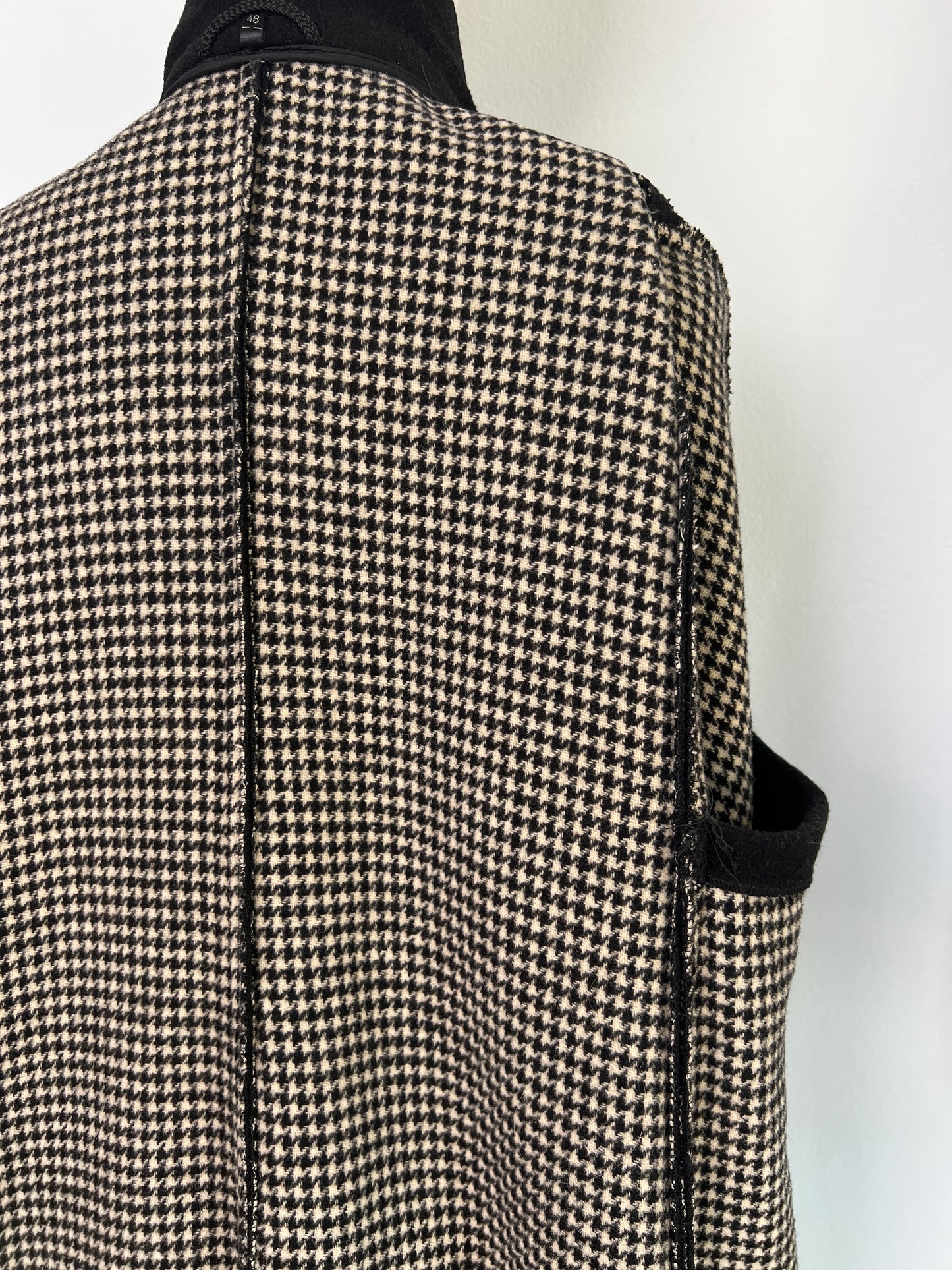 Cappotto con manica cappa nero con profili rossi e interno pied-de-poule