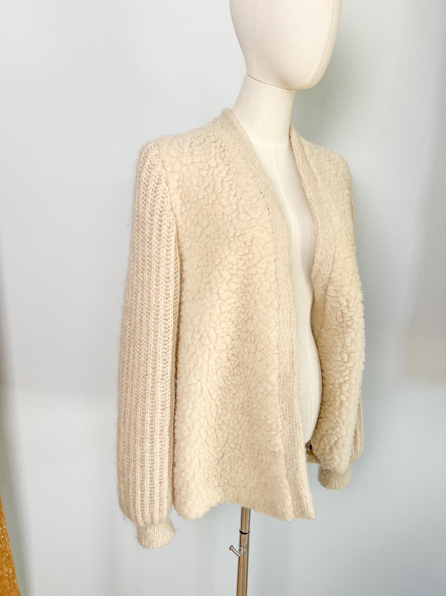 Cardigan in maglia di lana sartoriale con fodera tartan cucito a mano