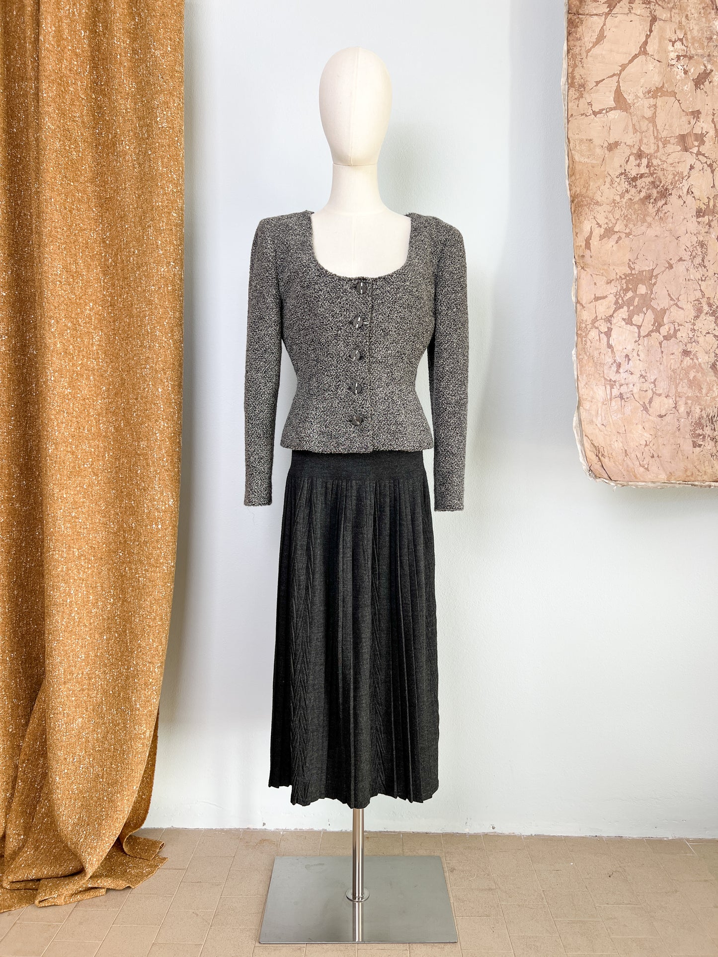 Gonna in jersey grigia con baschina e plissettatura asimmetrica