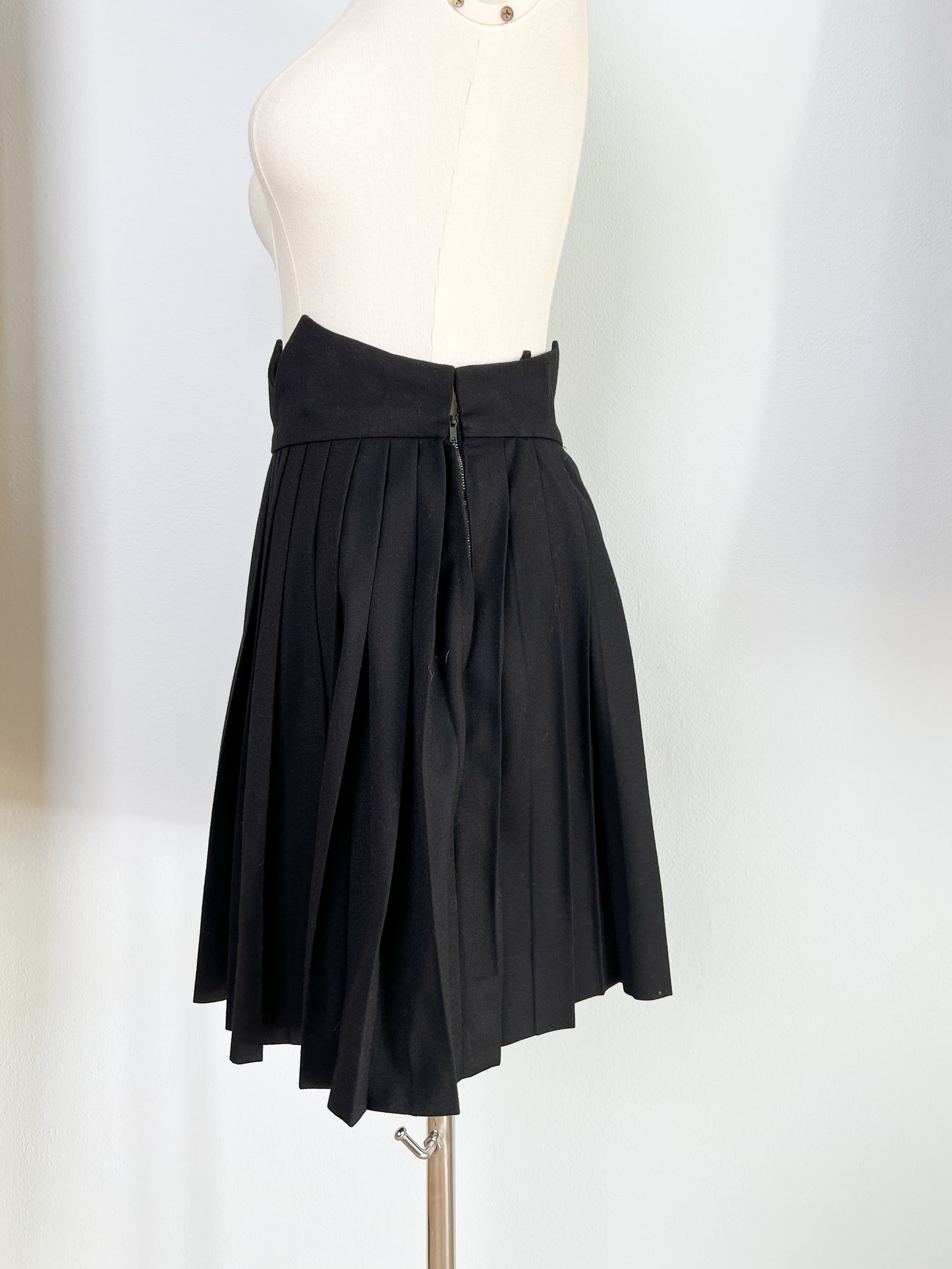 Gonna mini con pieghe sartoriale con fascia a v in vita