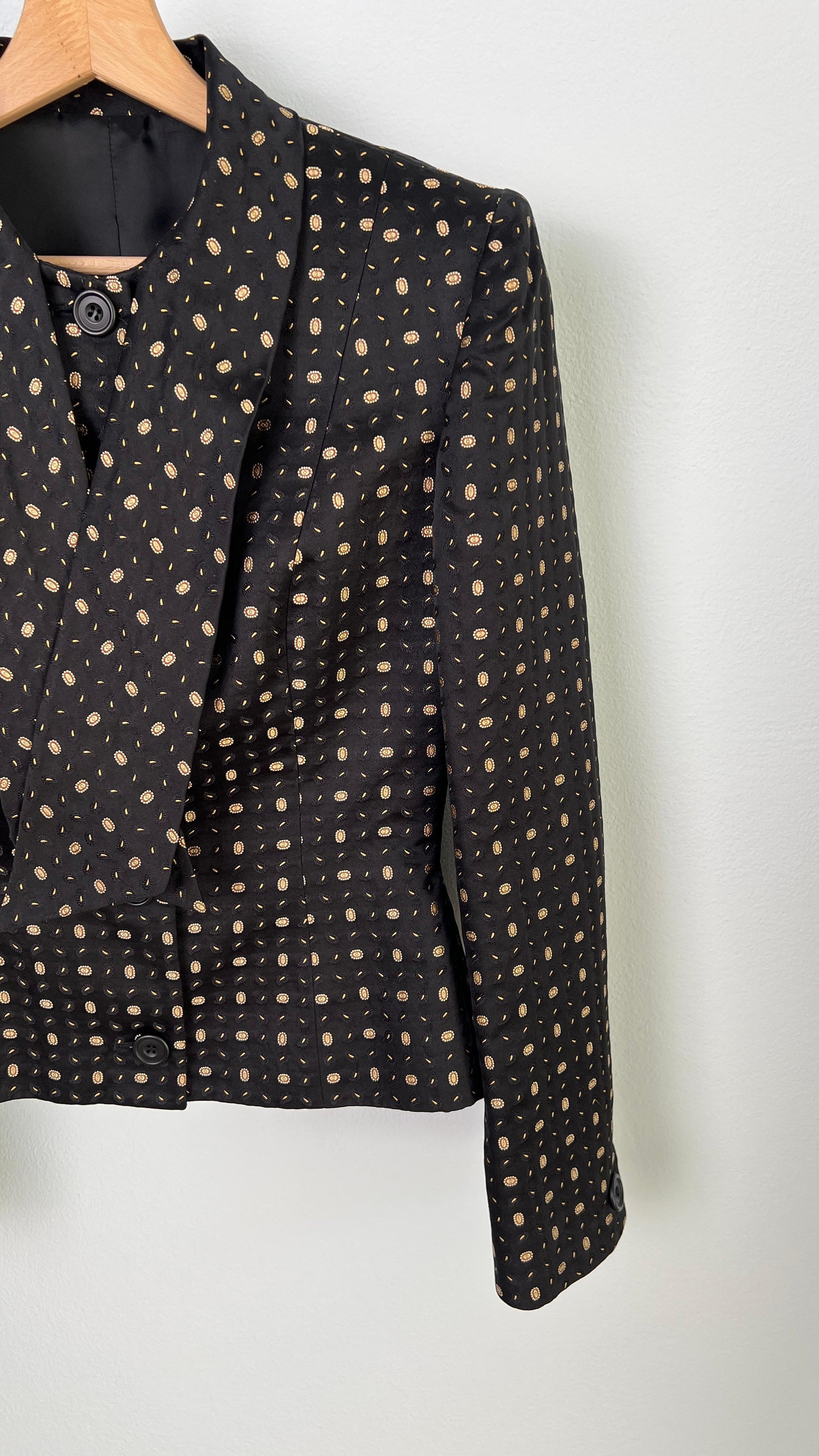 Giacca in seta jacquard con fiocco al collo