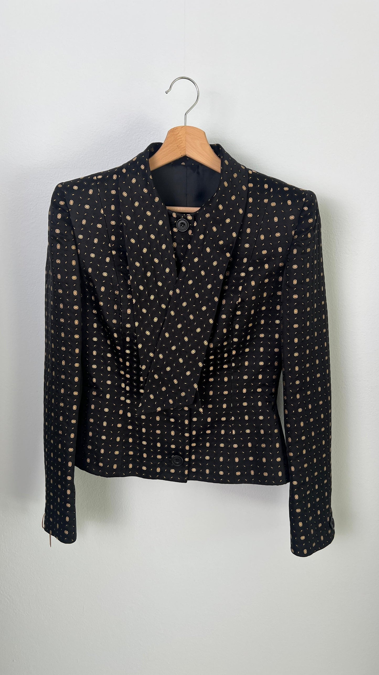 Giacca in seta jacquard con fiocco al collo