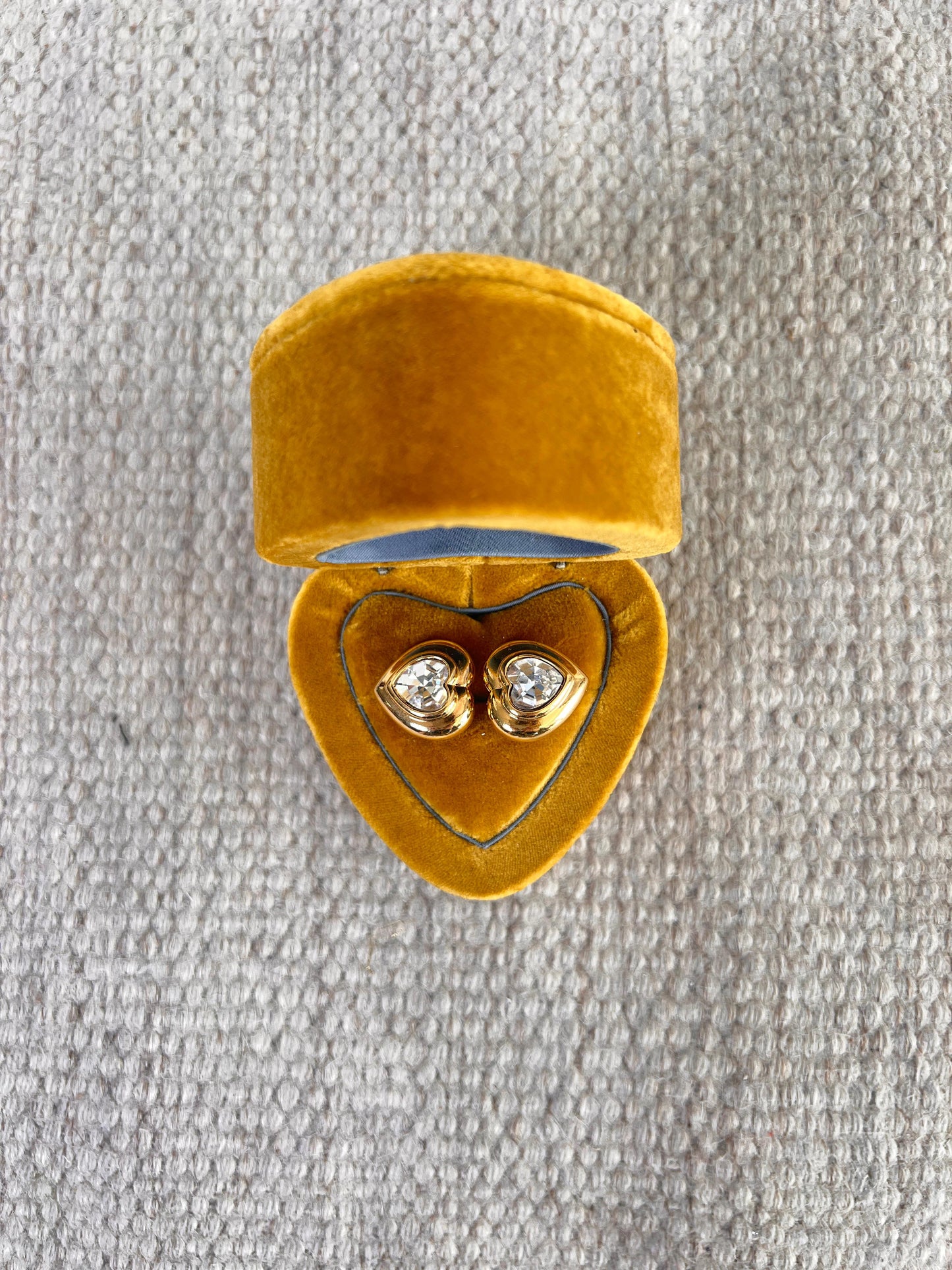 Orecchini cuore dorati con castone brillante