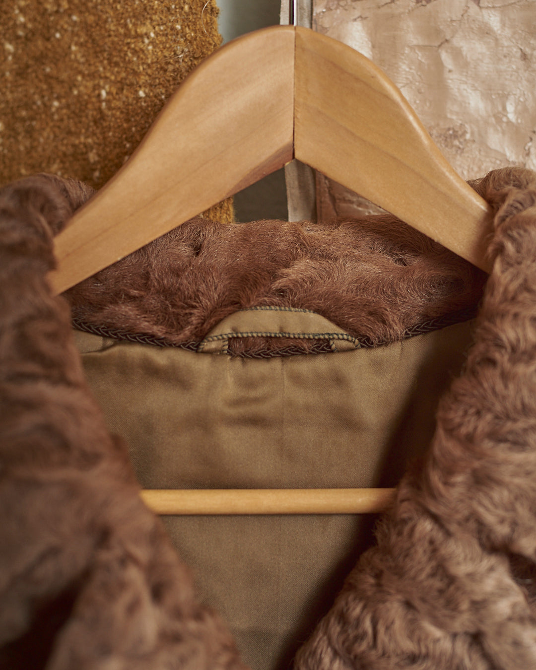 Cappotto in pelliccia astrakan anni 60 rosa cipria