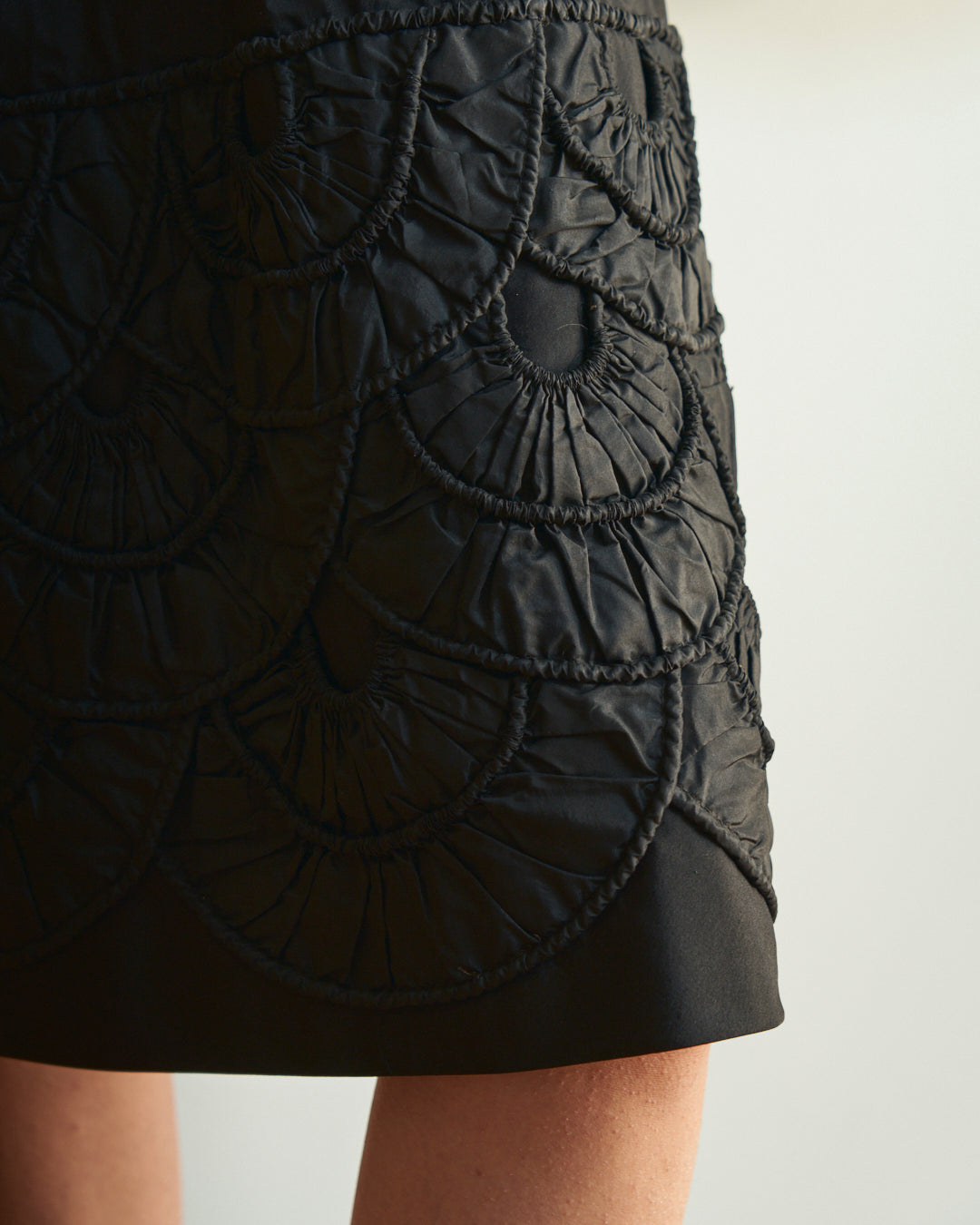 Abito anni 60 nero in seta con tessuto manipolato a mano, collo americano