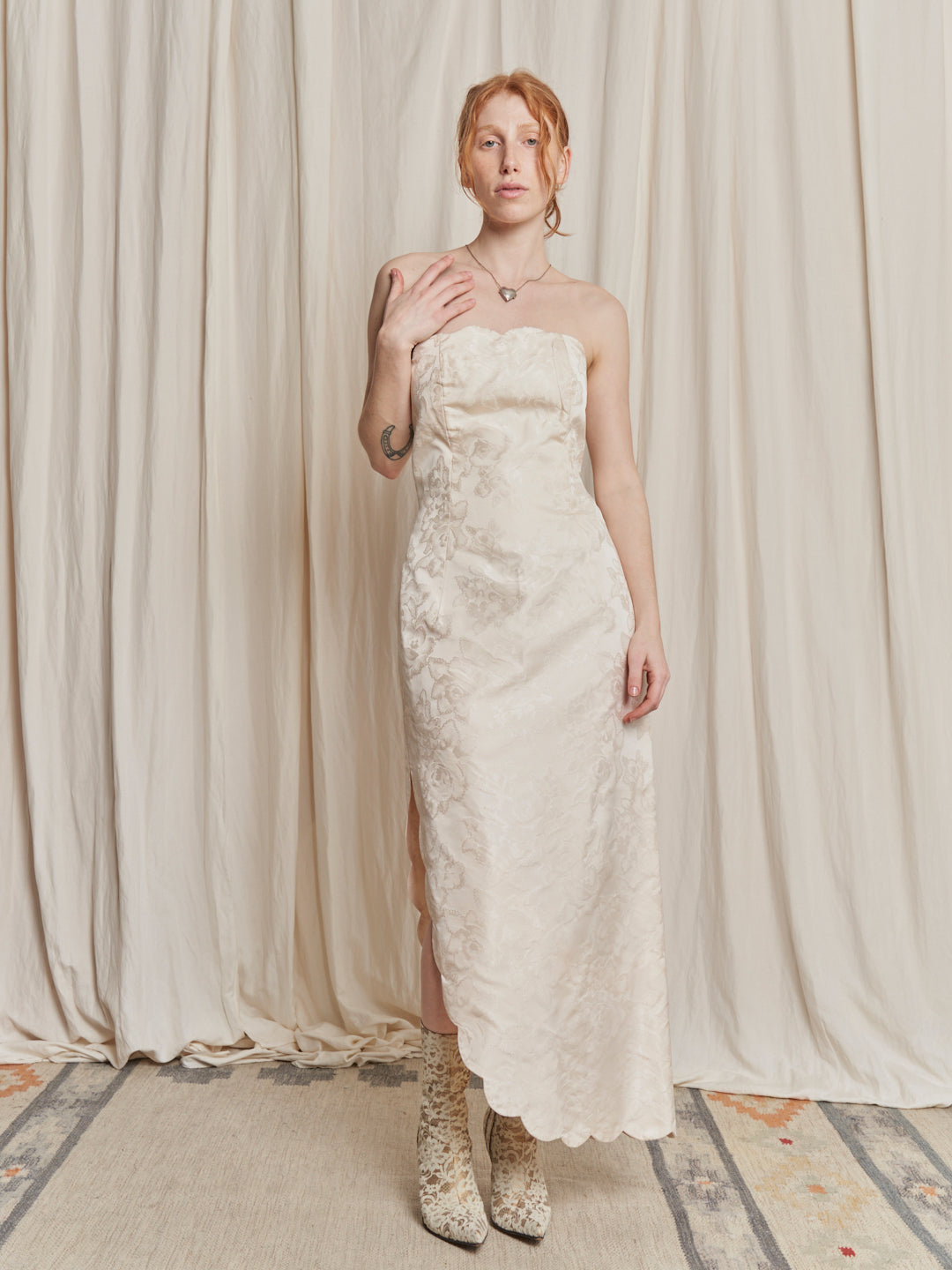 Abito da sposa in seta vintage minimal con orli ondulati