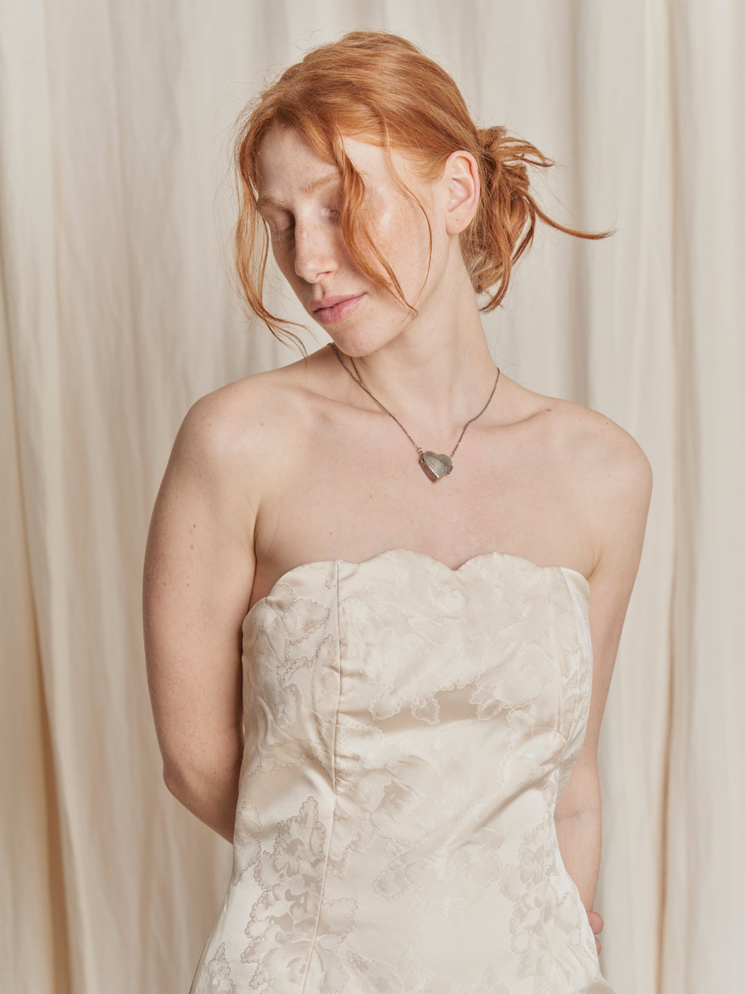 Abito da sposa in seta vintage minimal con orli ondulati