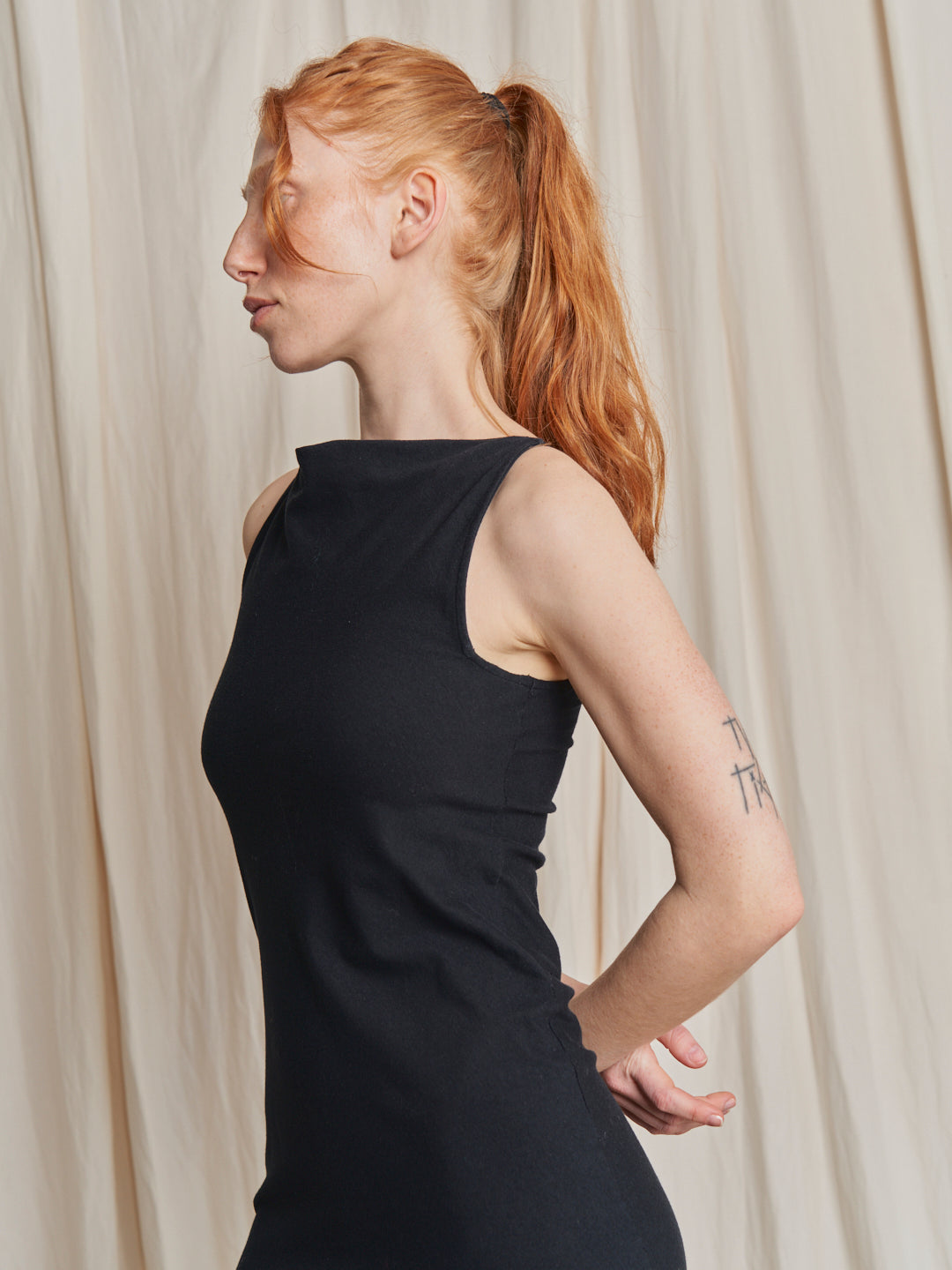 Abito in jersey nero DKNY jeans con scavo cratere anni 90 taglio midi