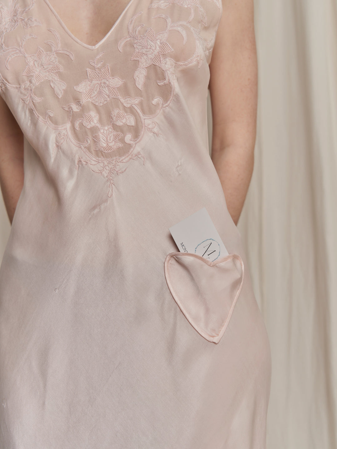 Abito lingerie anni 40 in pura seta rosa con tasca a cuore