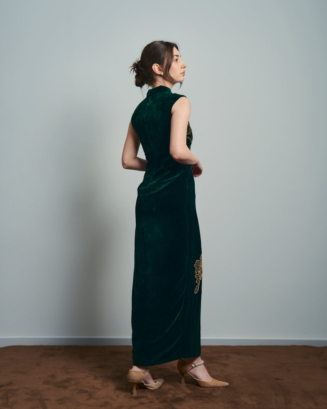 Abito in velluto verde con ricami modello qpao