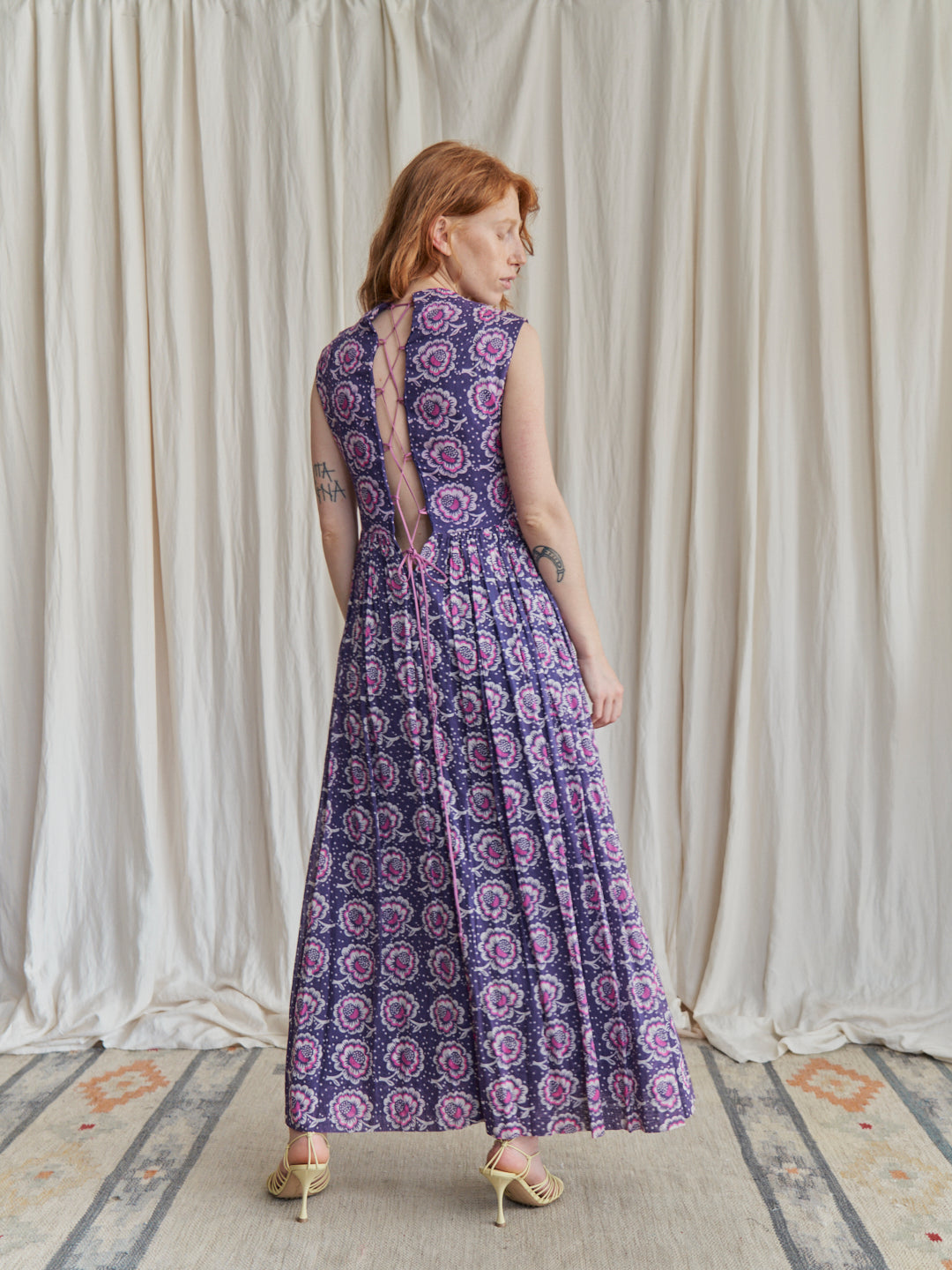 Abito anni 50 in cotone fantasia gonna ampia e lace-up dietro