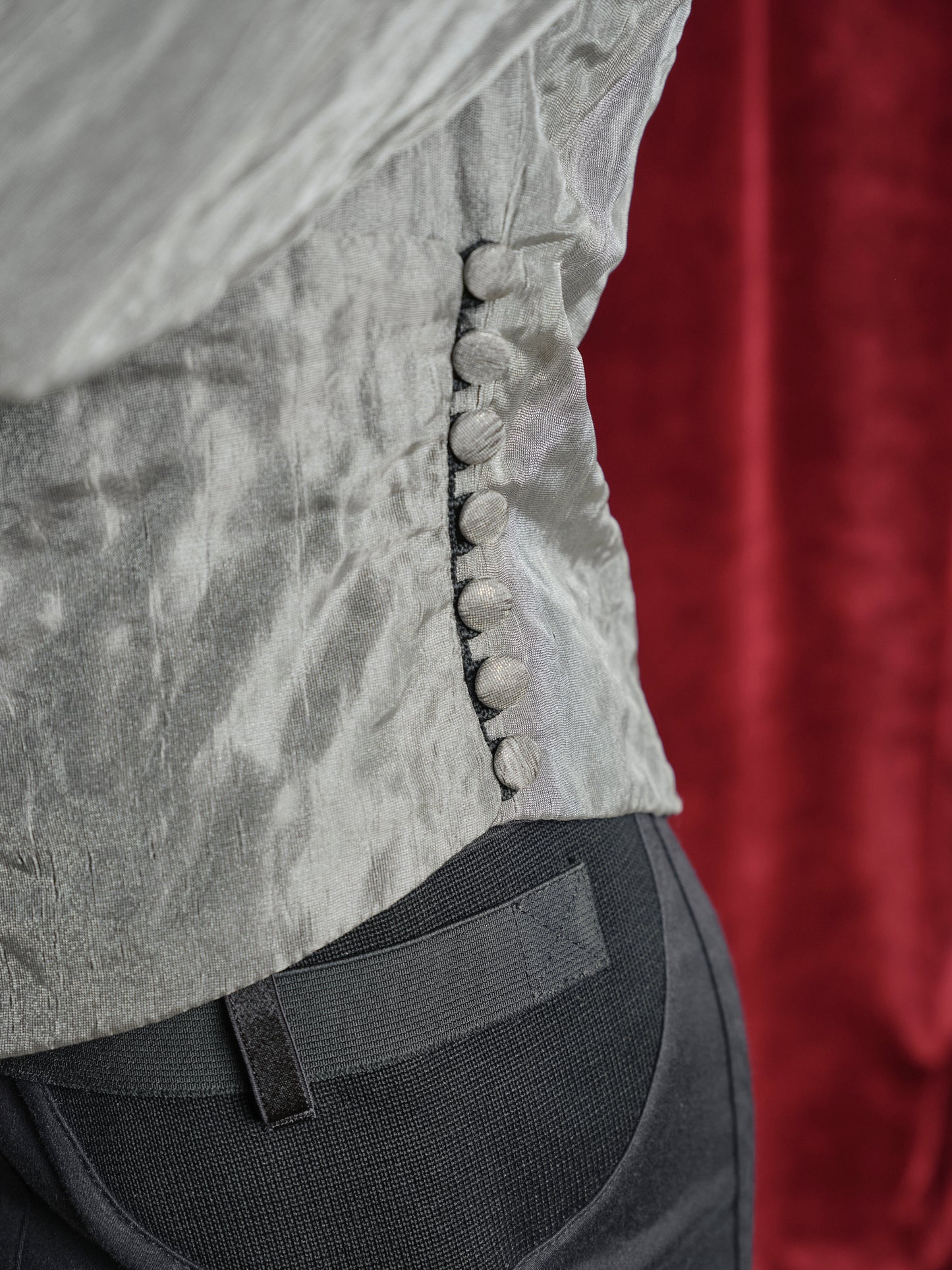 Blusa in organza con rouches e scavo V