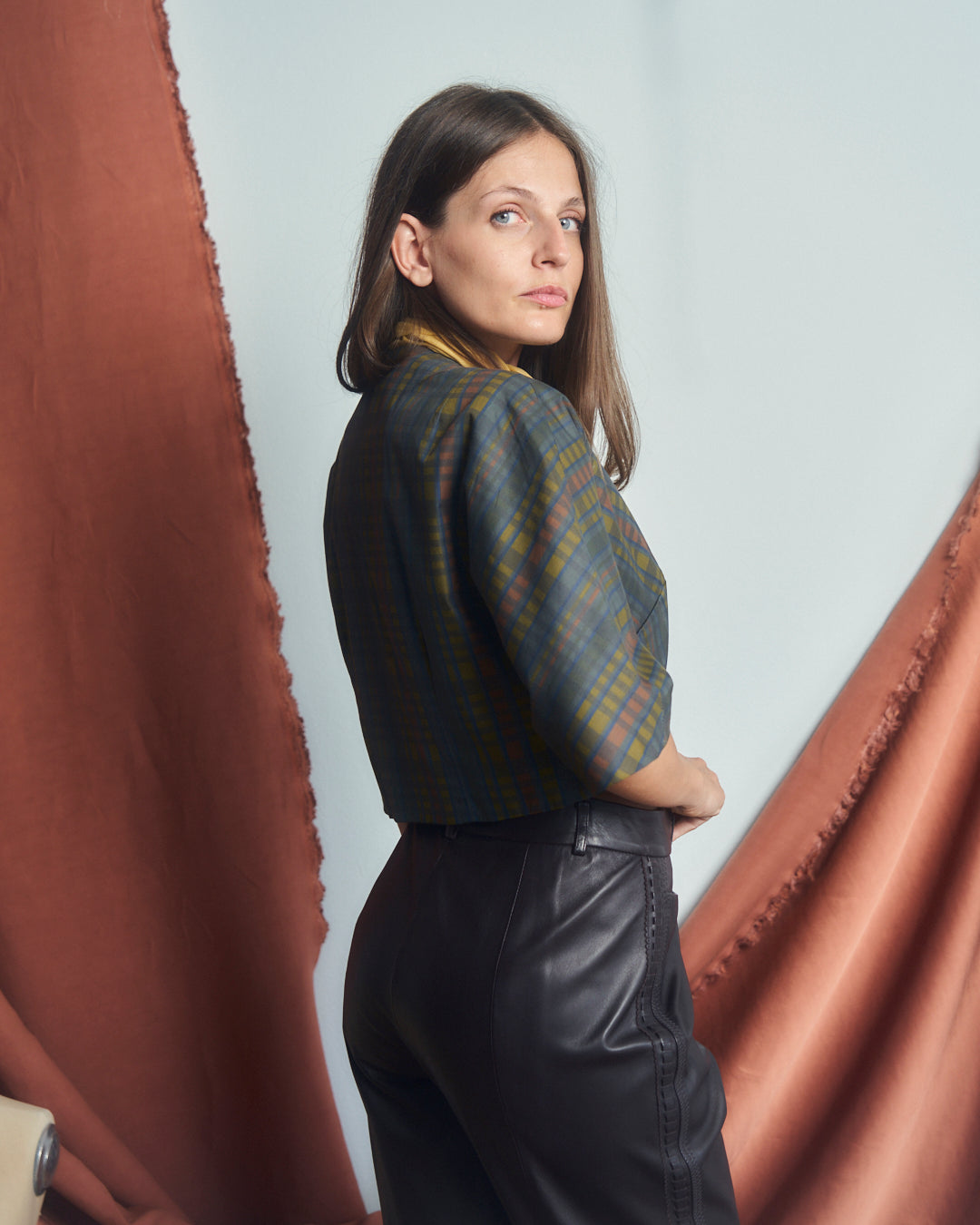 Blusa anni 50 in cotone e seta taglio a kimono, bottoni ricoperti e nodo al collo
