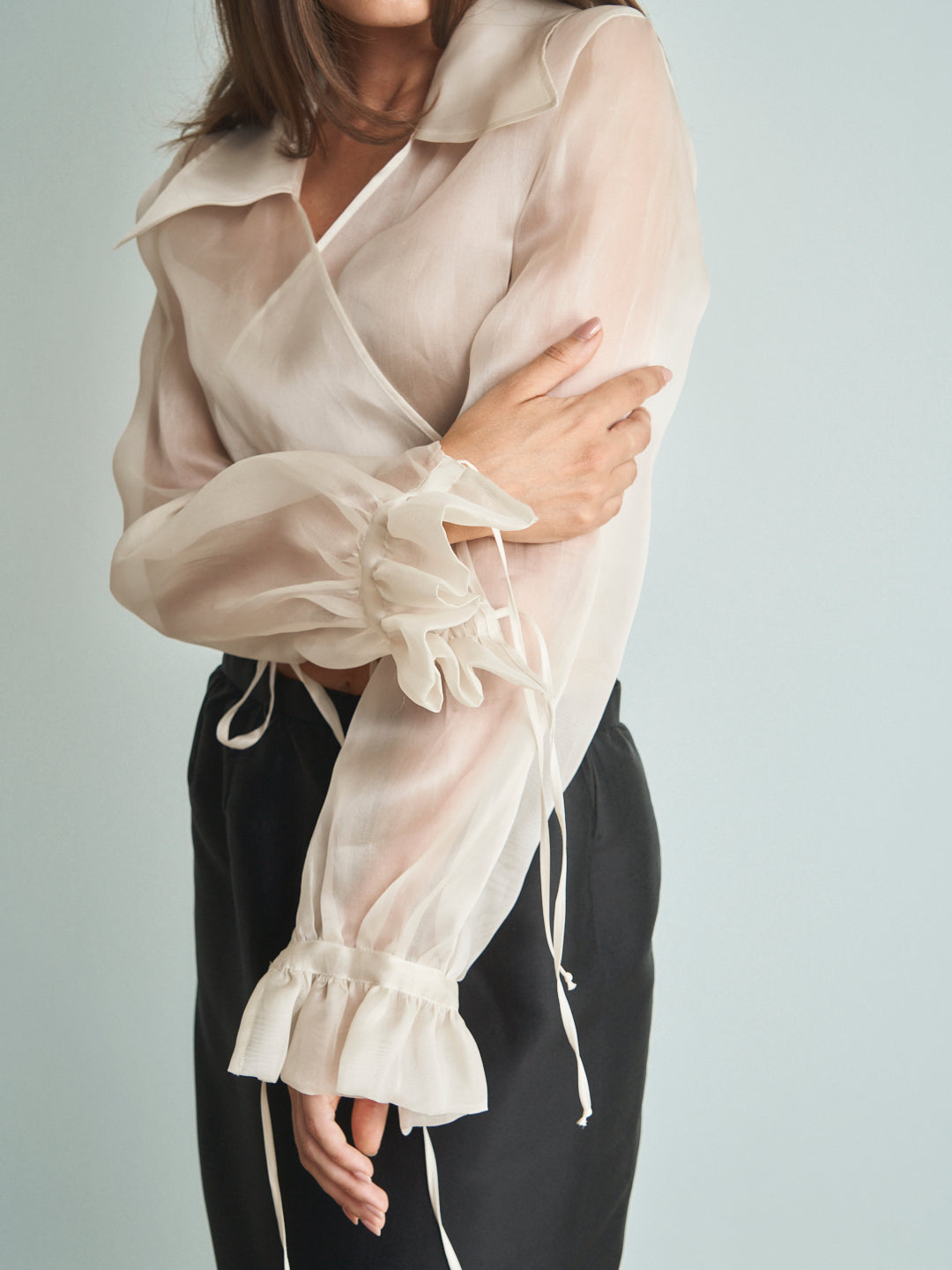 Blusa in organza di seta bianca incrociata crop maniche pirata