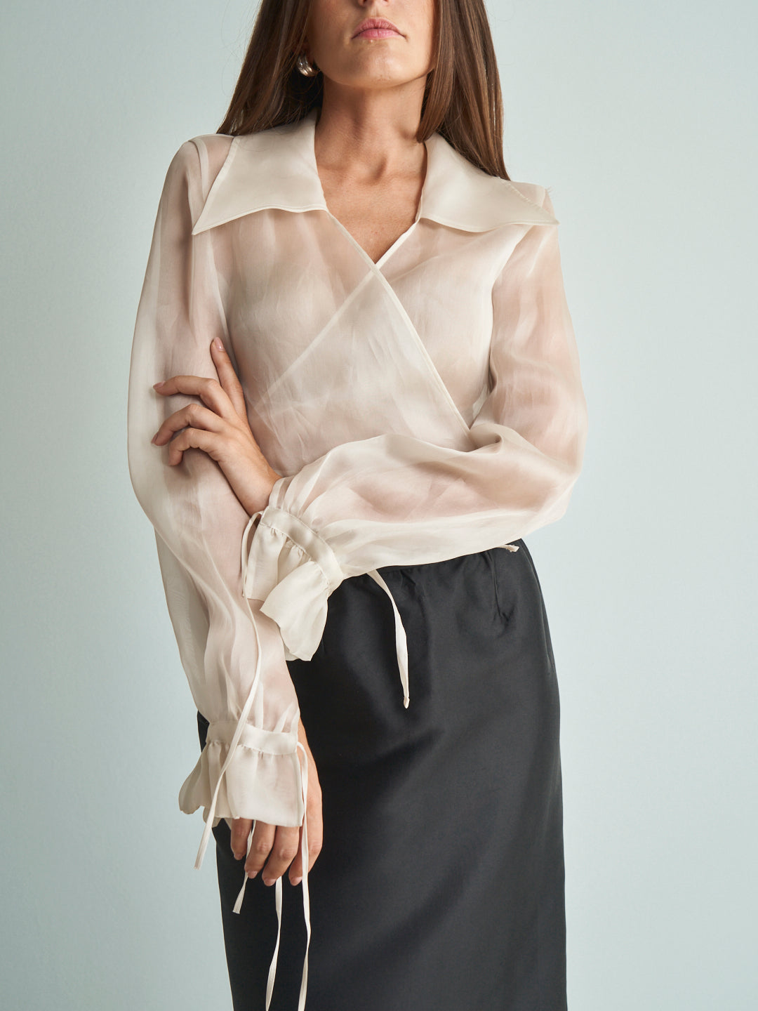 Blusa in organza di seta bianca incrociata crop maniche pirata