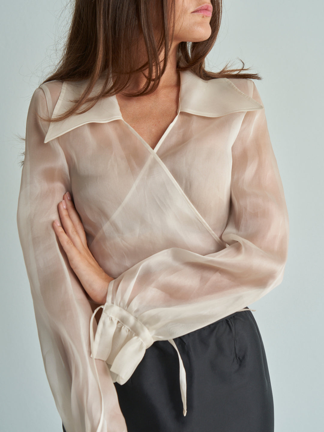 Blusa in organza di seta bianca incrociata crop maniche pirata