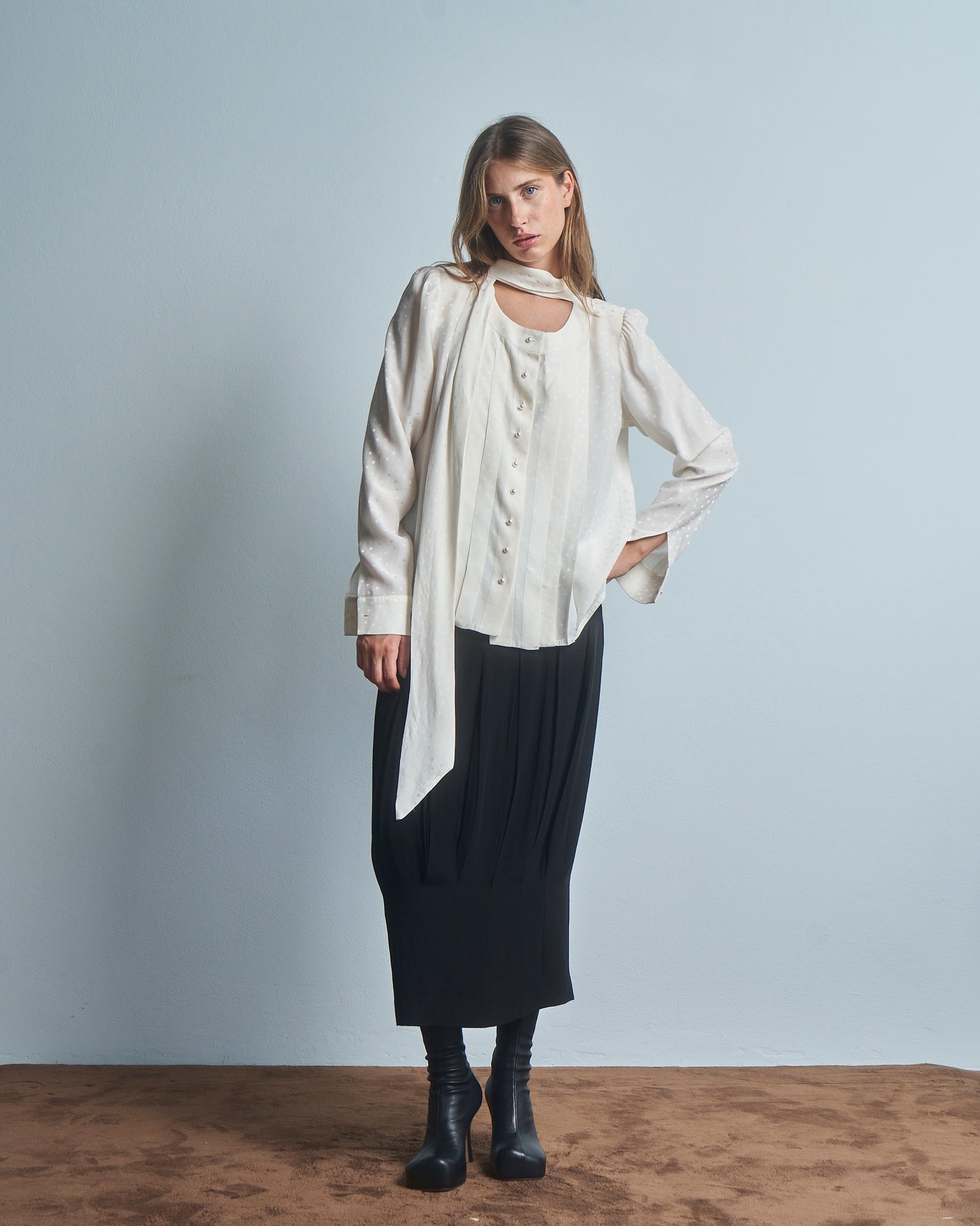 Blusa in seta jacquard pois con bottoncini perla