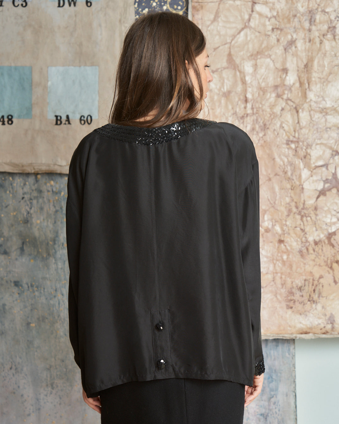 Blusa in seta con bordi e bottoni paillettes