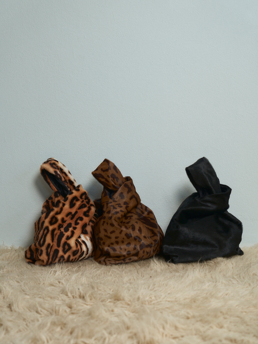 Borsa a sacchetto in pelle di montone maculato chiaro