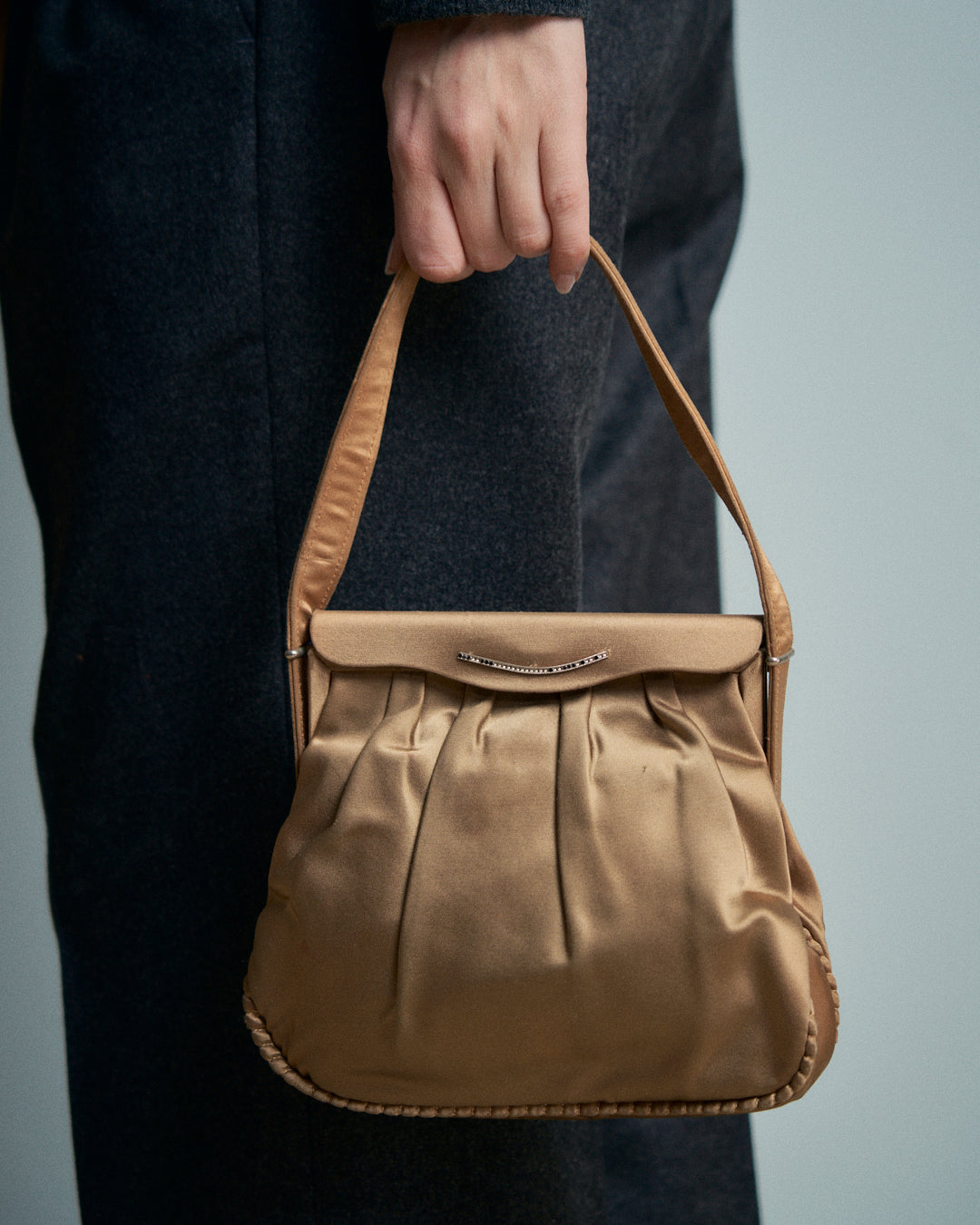 Borsa anni 40 in raso di seta oro con pochette e porta cipria con cipria