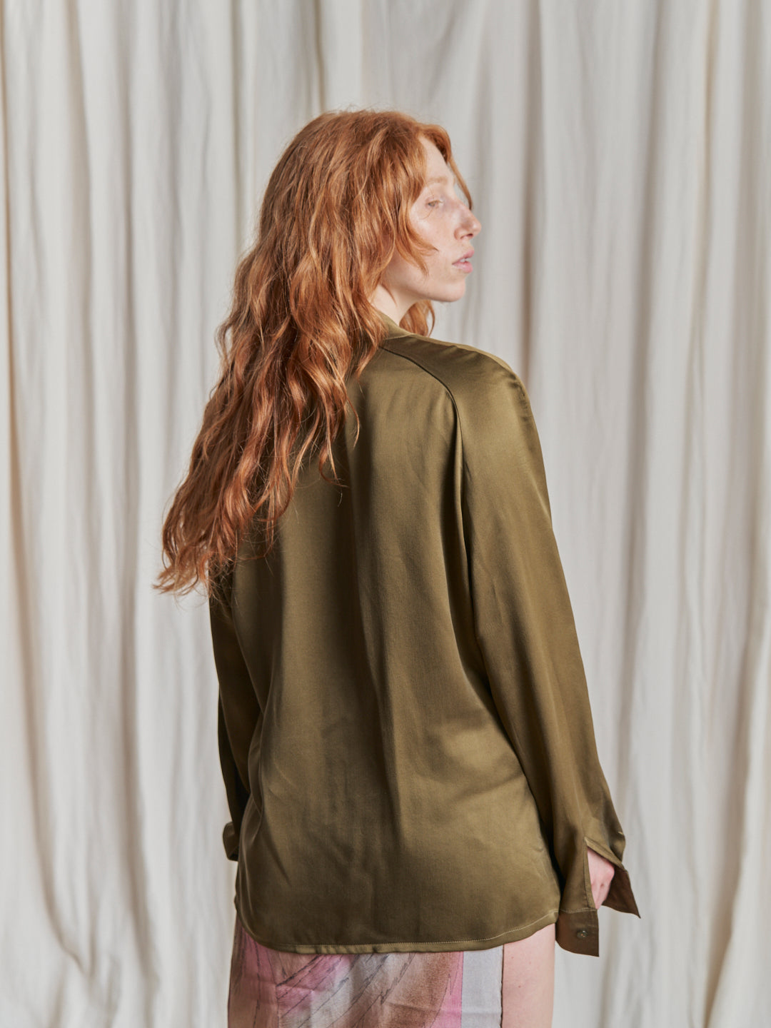 Blusa in seta Color Oliva in crepe raso incrociata