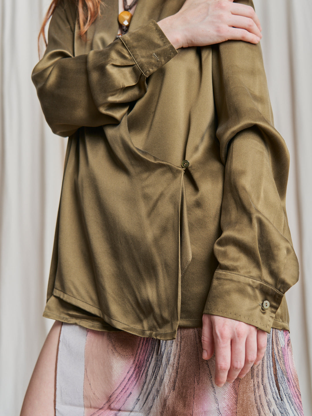 Blusa in seta Color Oliva in crepe raso incrociata