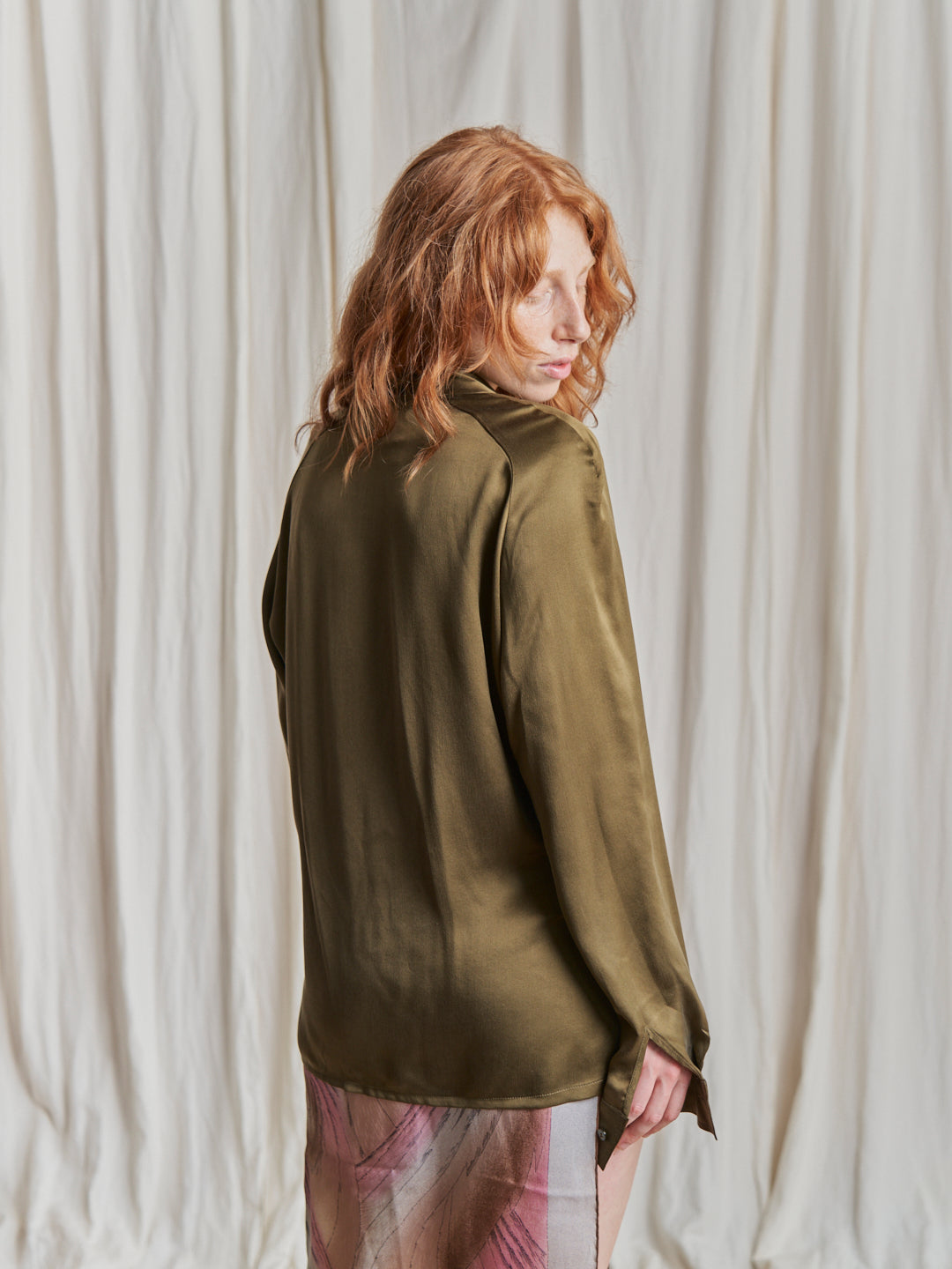 Blusa in seta Color Oliva in crepe raso incrociata