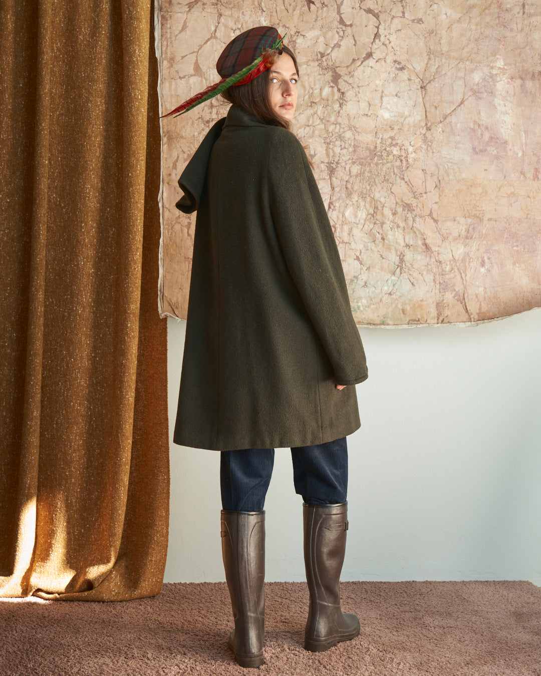 Cappotto anni 80 con sciarpa al collo in lana