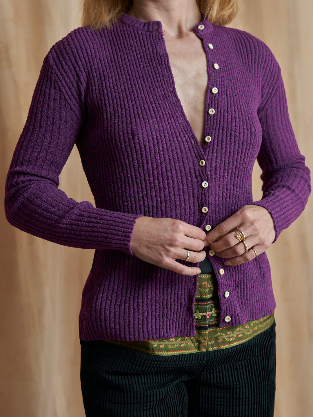 Cardigan mille bottoni viola goffrato