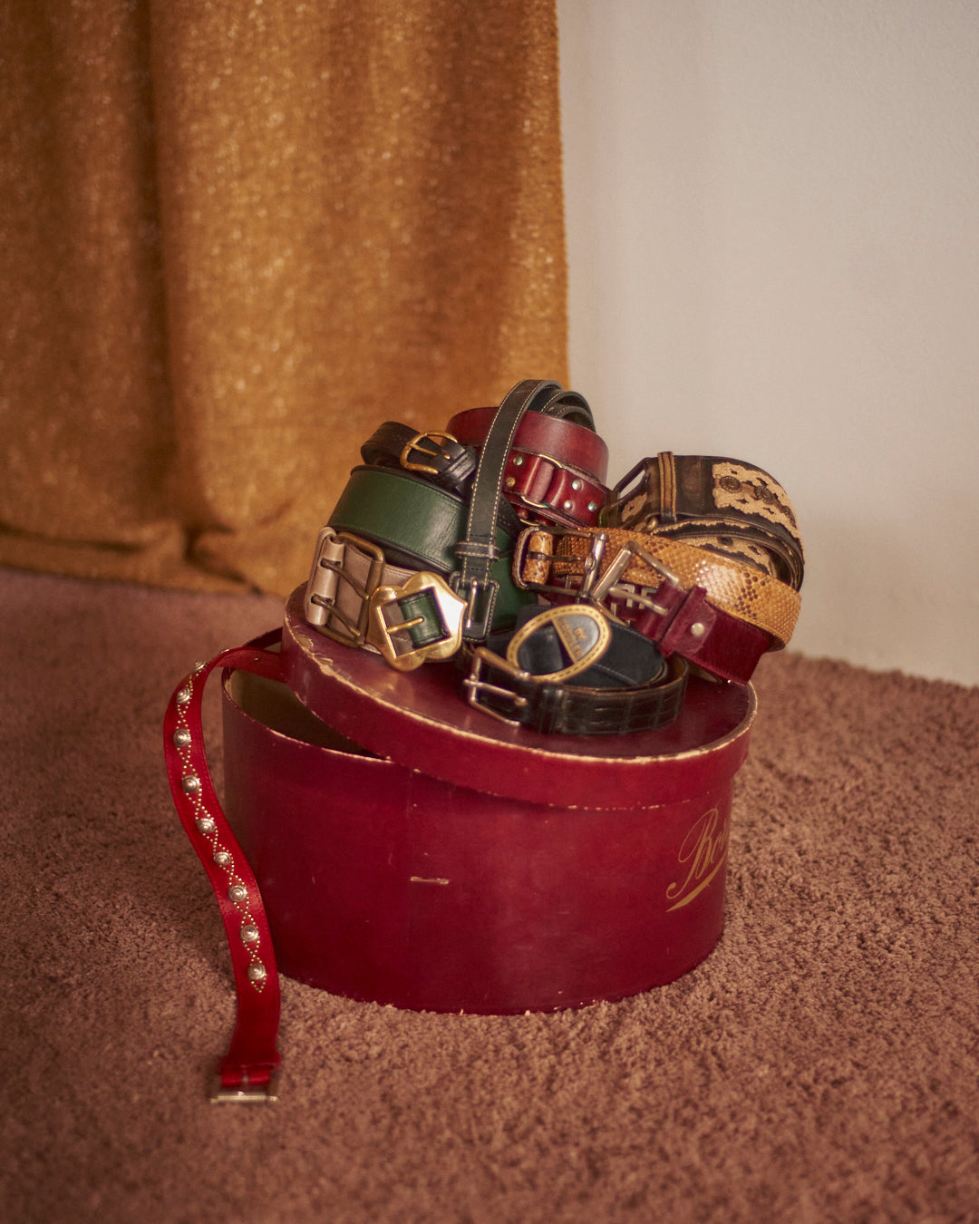 Cintura in pelle rossa con borchie