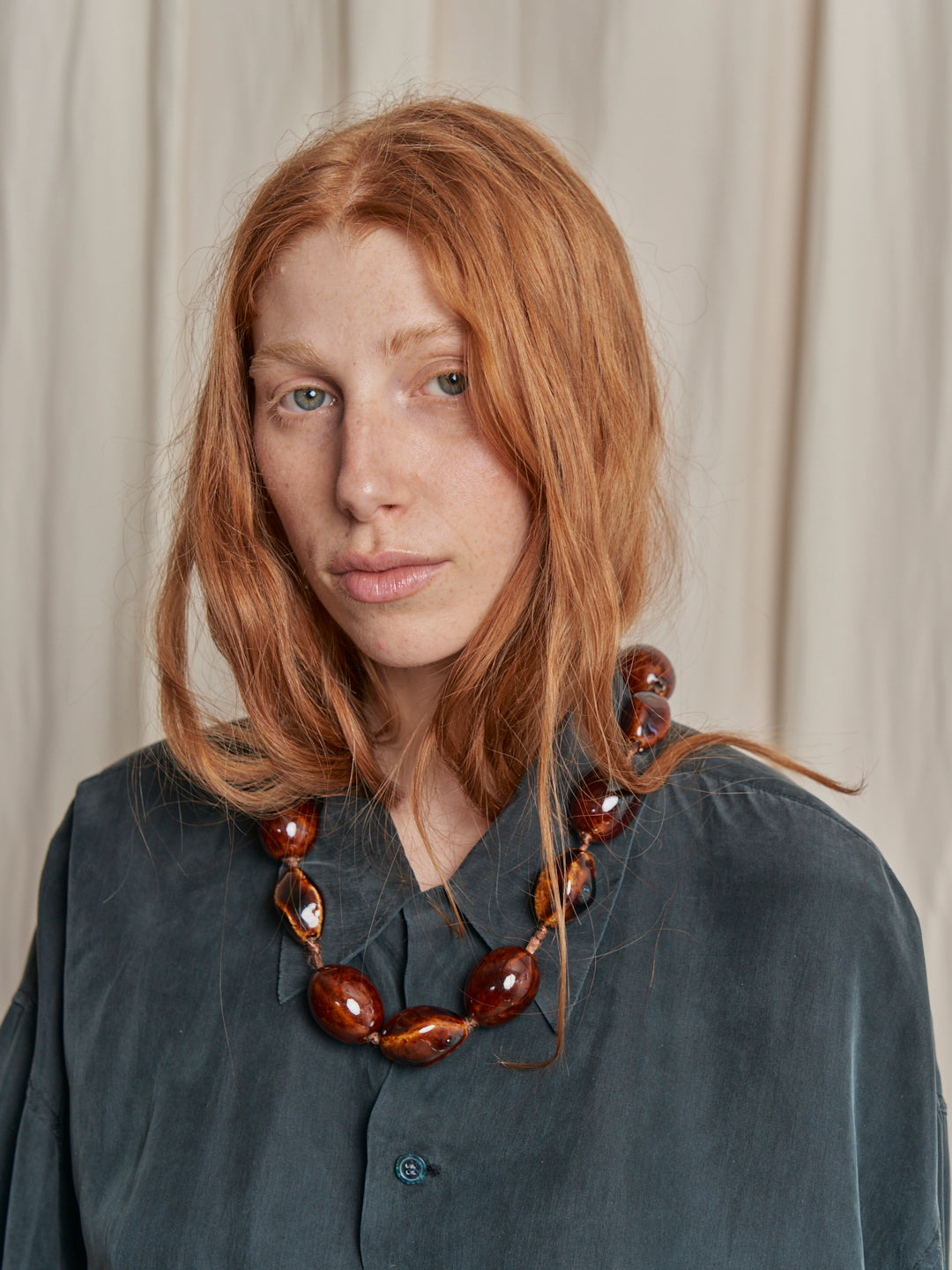 Collana vintage in ceramica con chiusura con nastro in raso