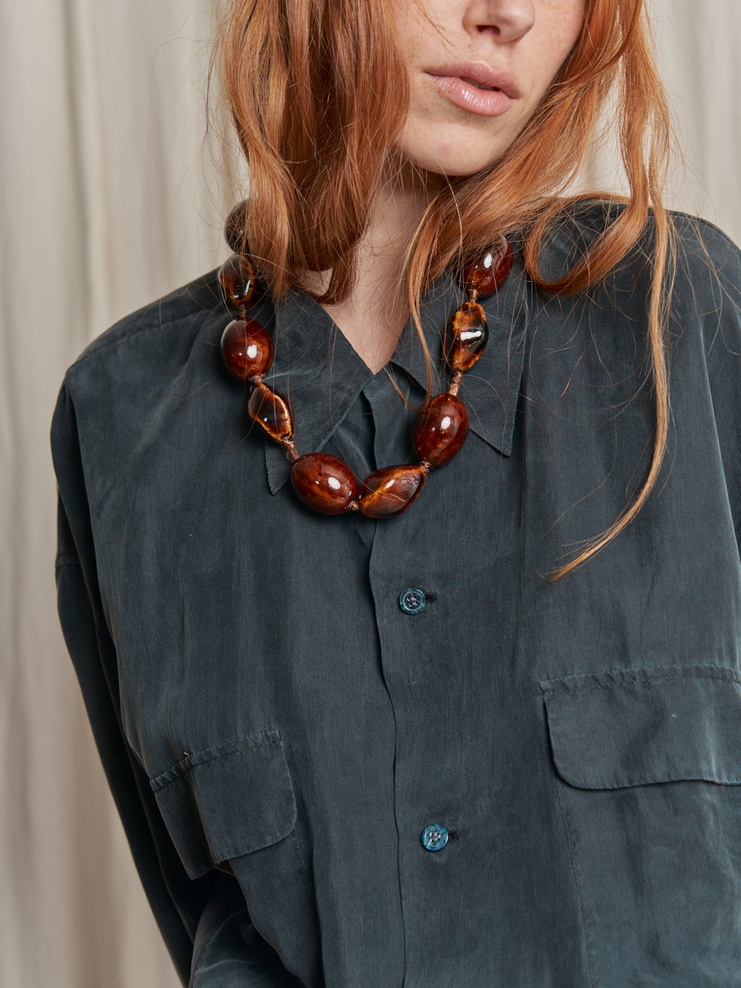 Collana vintage in ceramica con chiusura con nastro in raso