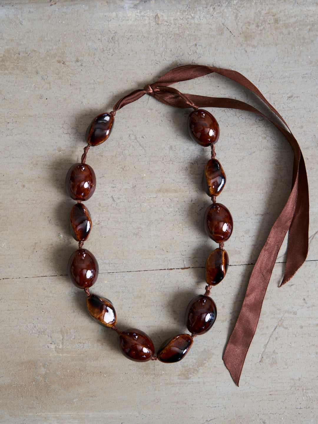 Collana vintage in ceramica con chiusura con nastro in raso