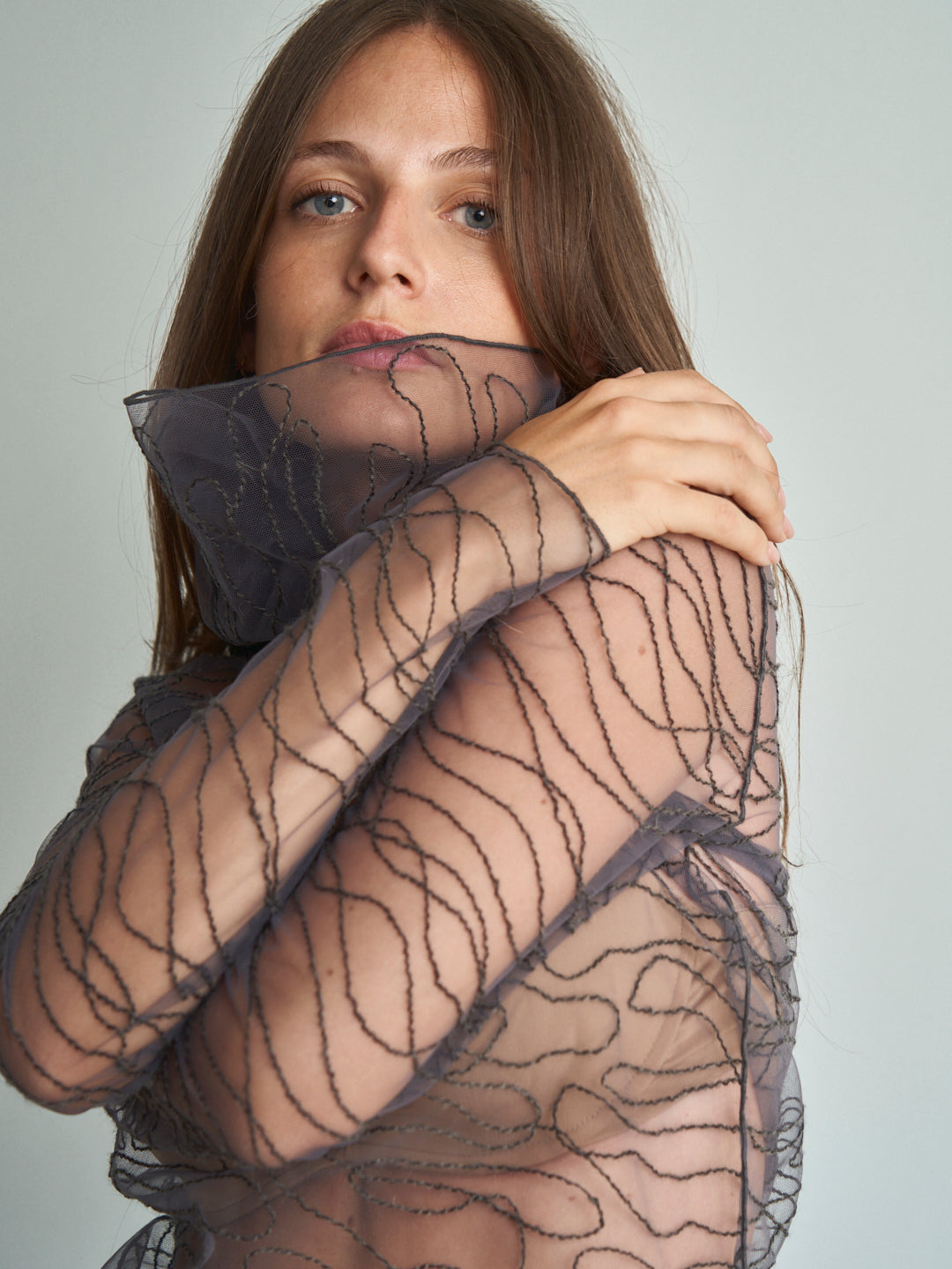 Completo sartoriale tulle con ricami in filato di lana onde