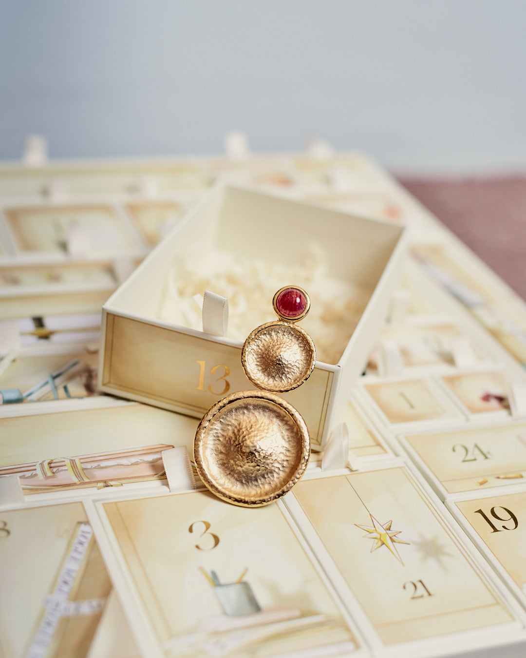 Maxi spilla per rever e indumenti dorata con smalto fragola anni 80