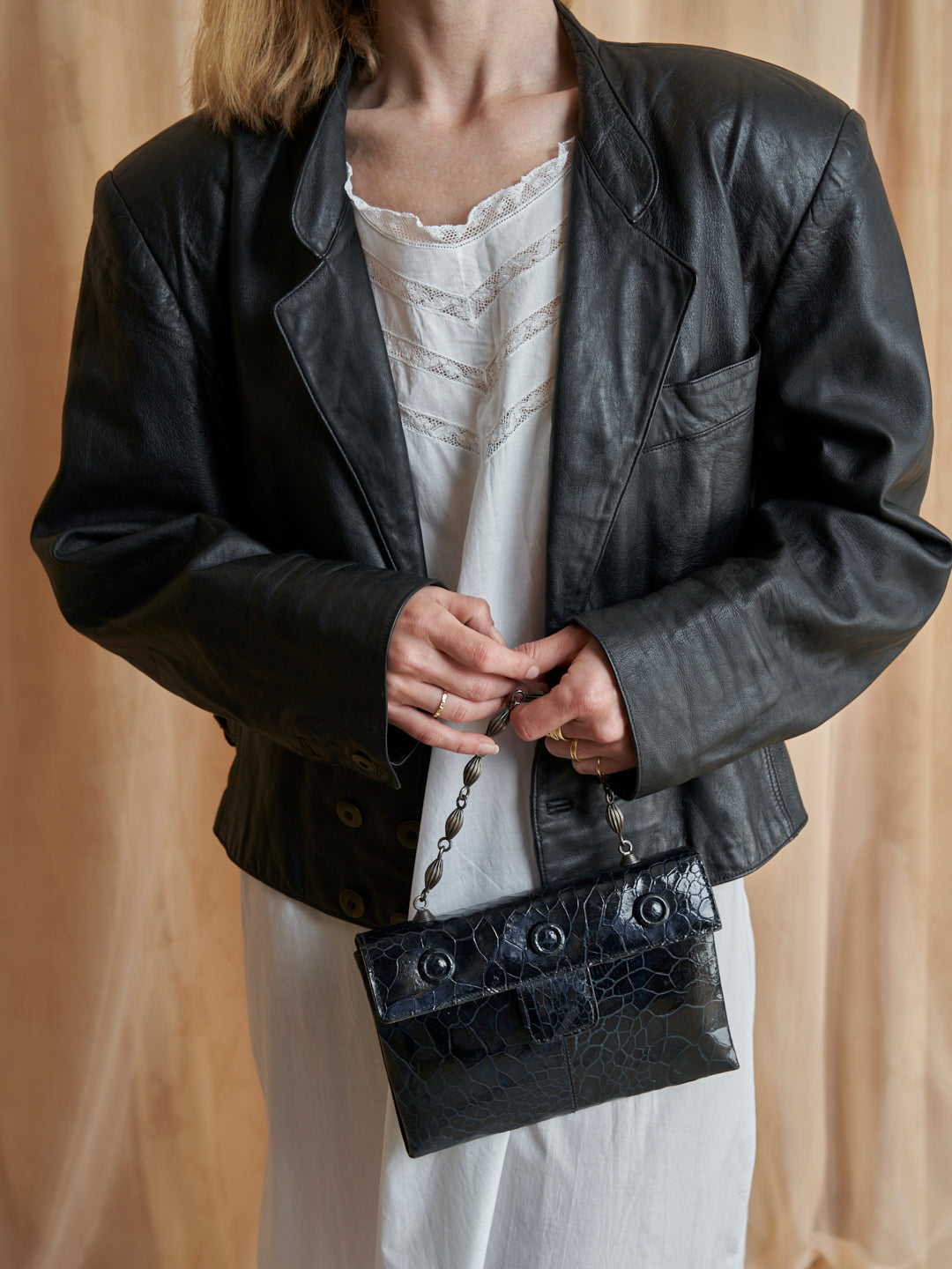 Giacca con spalle alte in pelle nera e rever