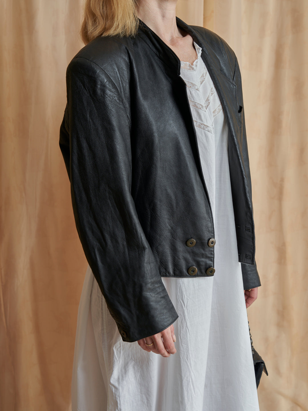 Giacca con spalle alte in pelle nera e rever